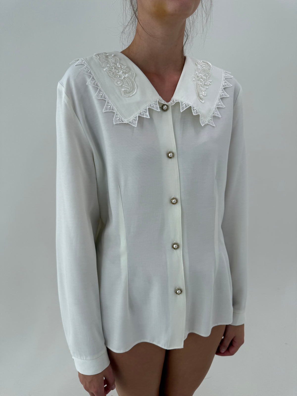 Cămașa vintage cu efect de peplum și aplicații de dantelă și perle