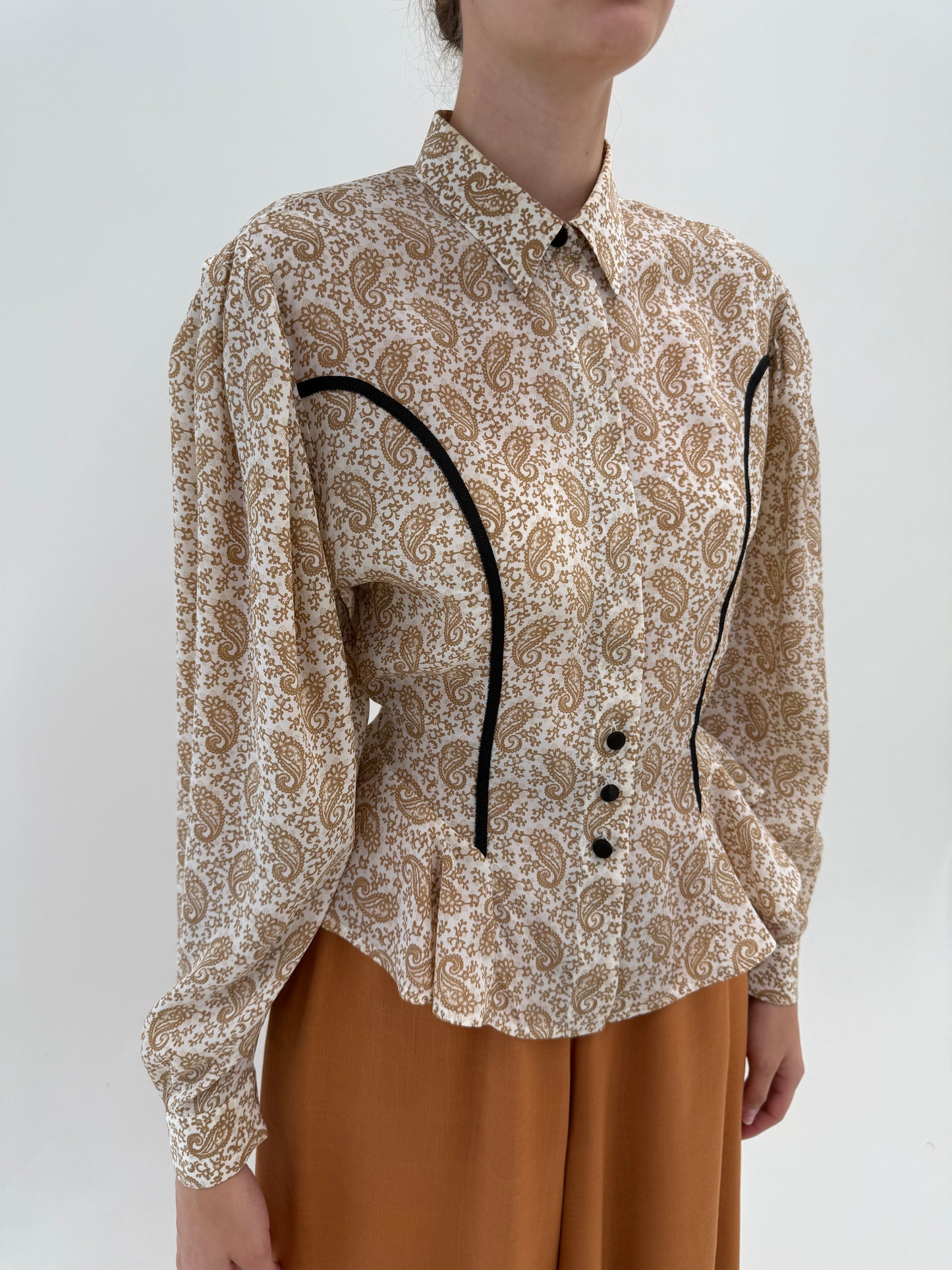 Cămașa cambrata din mătase naturals cu peplum si print paisley camel