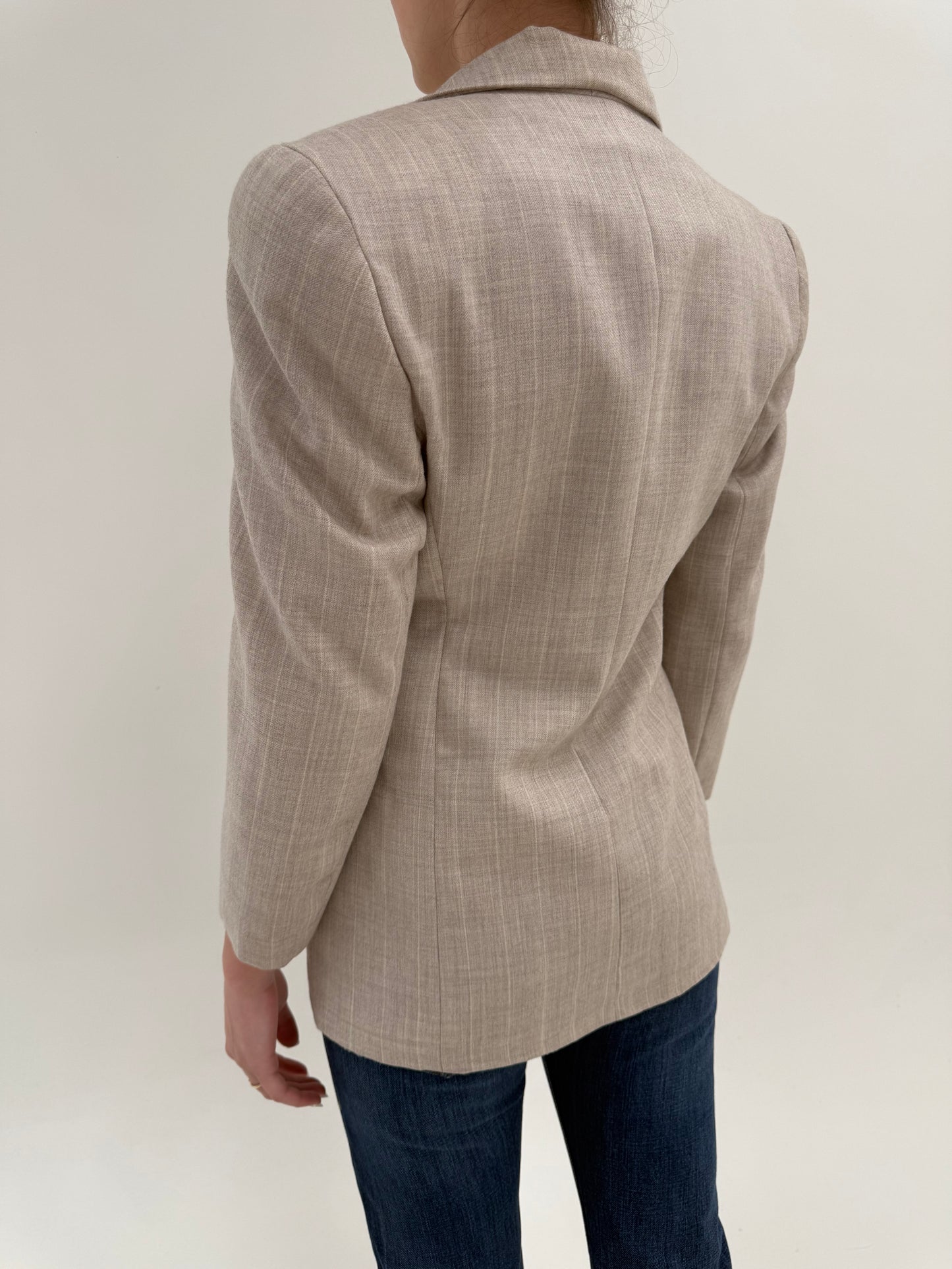 Sacou nude cambrat petite cu umeri accentuați din lana lightweight