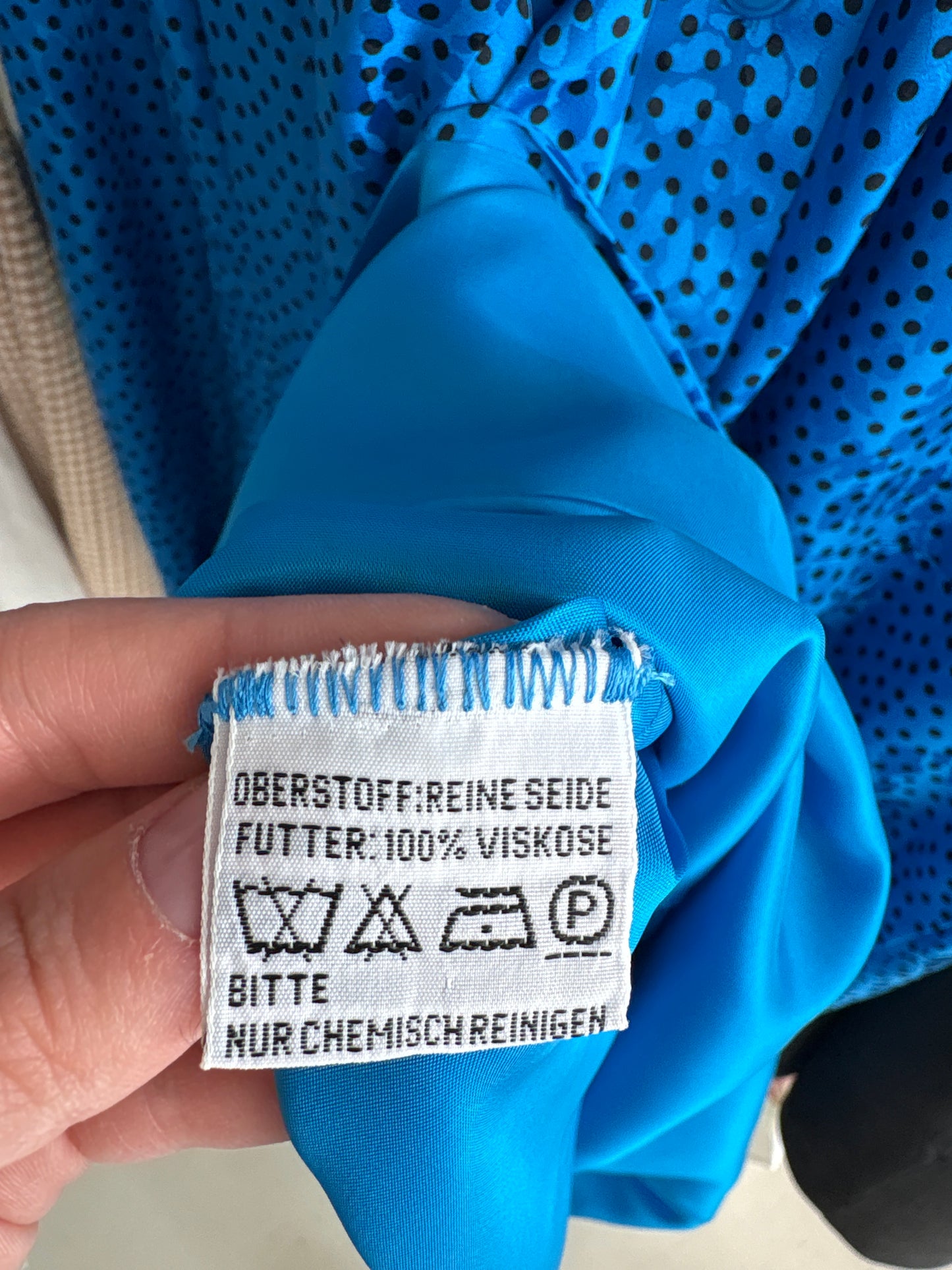 Rochie din mătase naturală albastru regal cu buline și panglică la gât