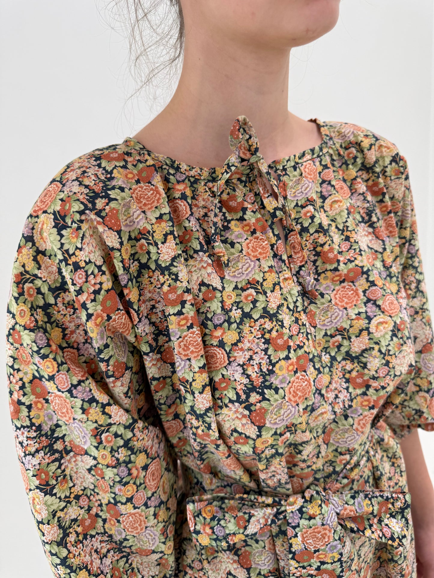 Rochie maxi cu print floral delicat și talie reglabilă cu cordon