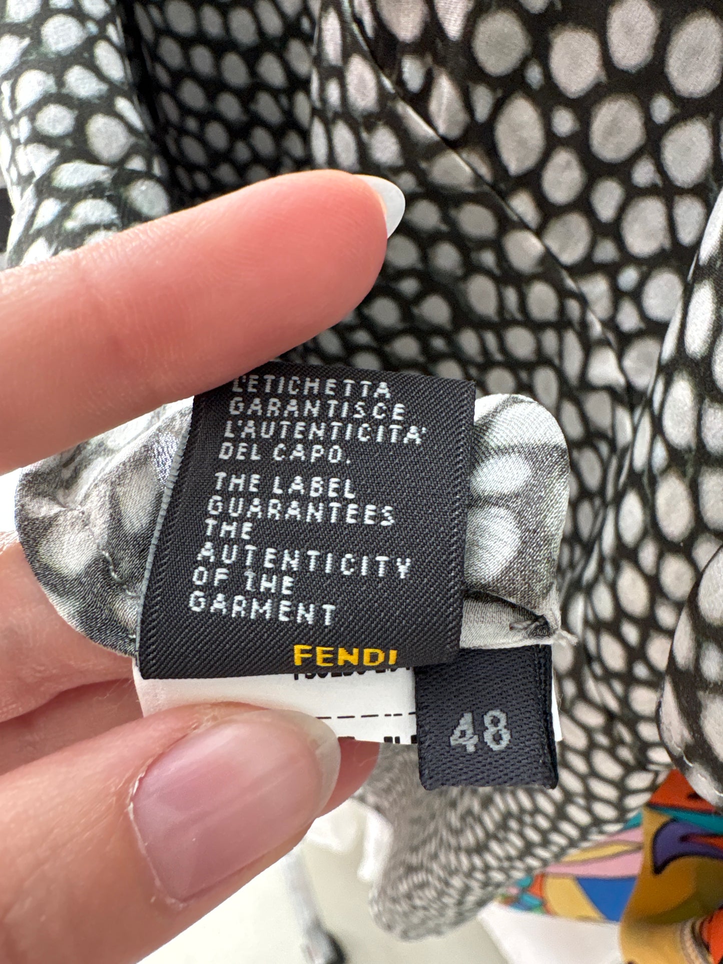 Top Fendi din mătase naturală in croi ultra chic cu fundiță și mâneci ușor bufante
