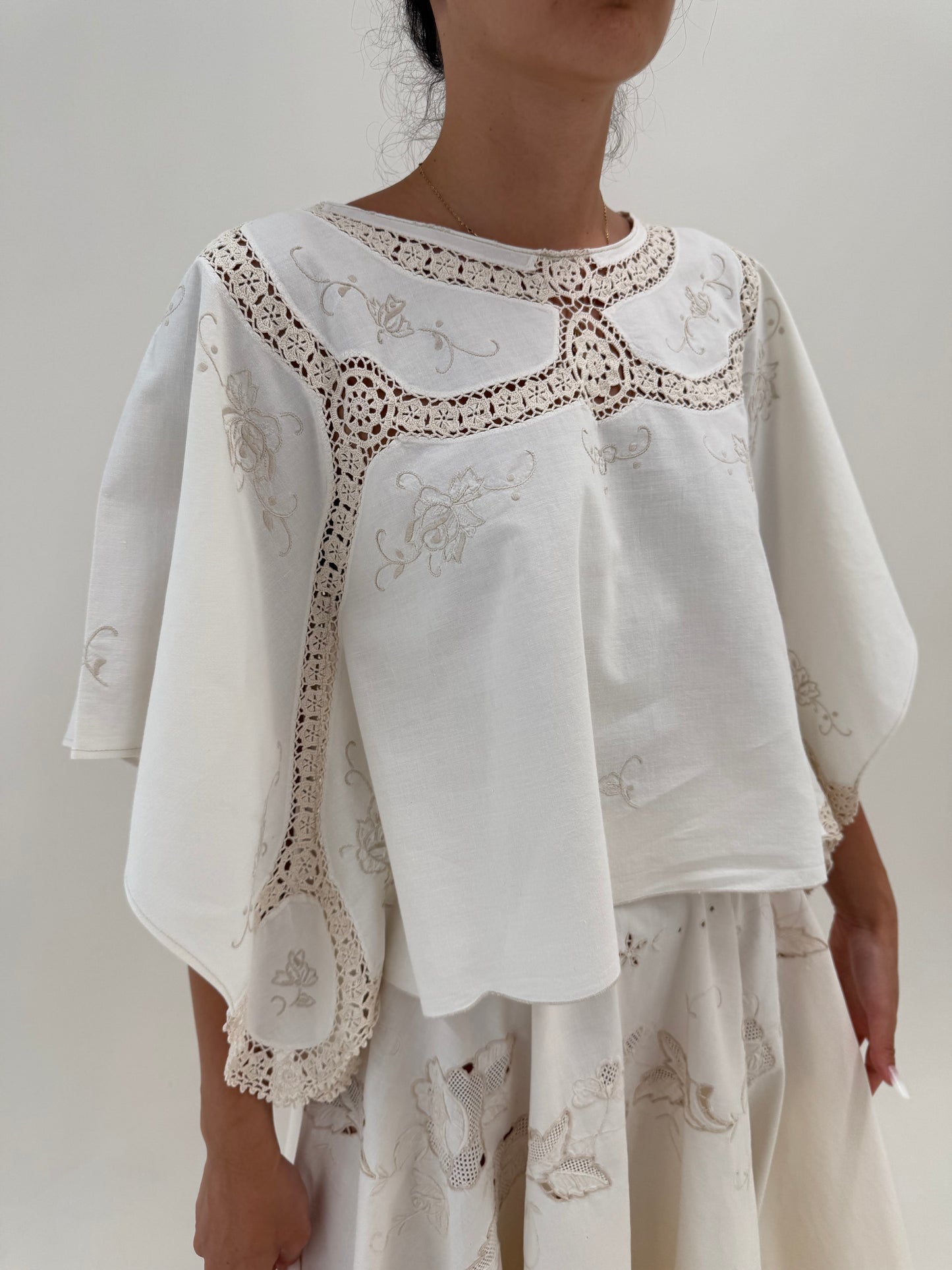 Tunica spectaculoasă bijuterie cu broderie manuală și macrame lucrat manual