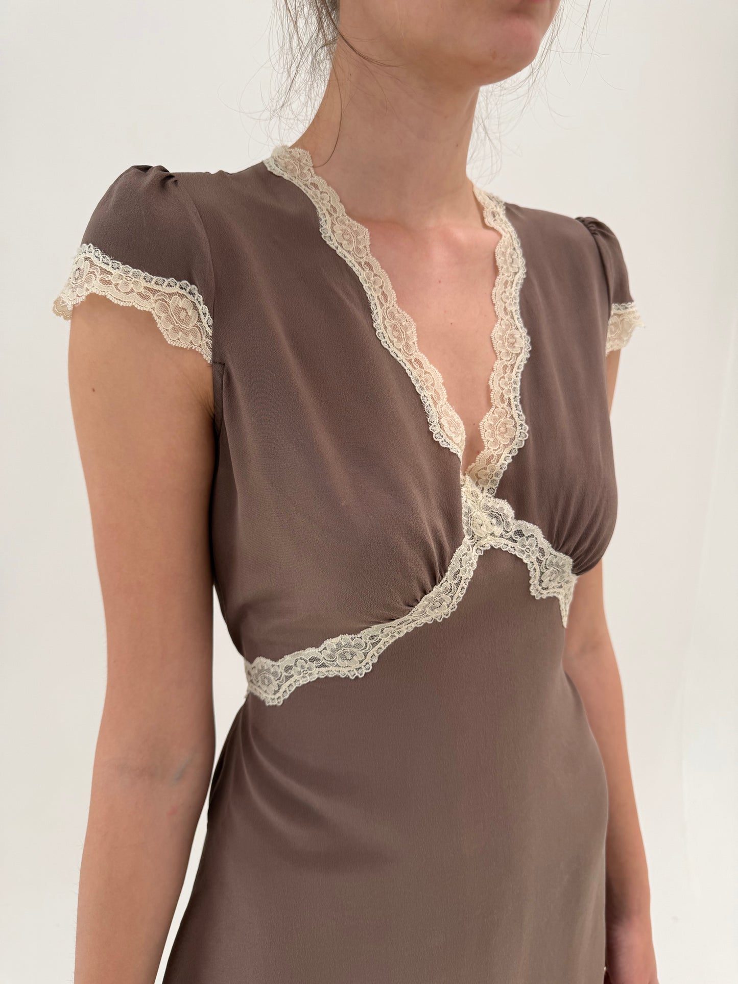 Rochie furou din mătase naturală cu dantelă chantily cu talie reglabilă