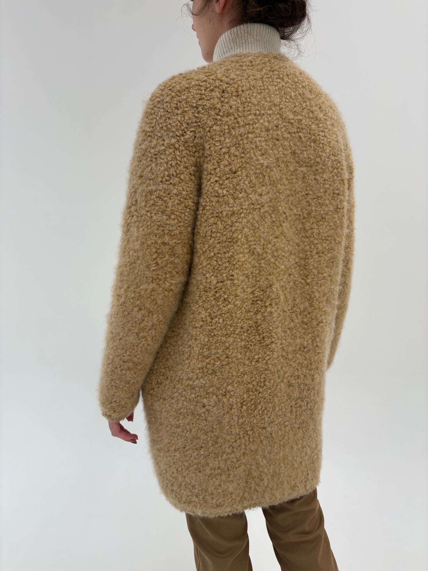 Mantou camel super confort în croi minimalist din boucle gros de lana