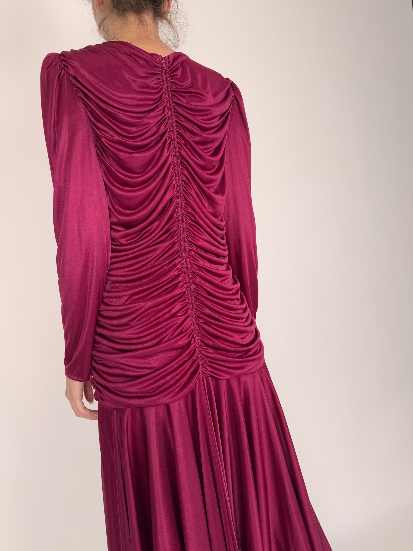 Rochie vintage magenta cu fronseuri și aplicație bijuterie