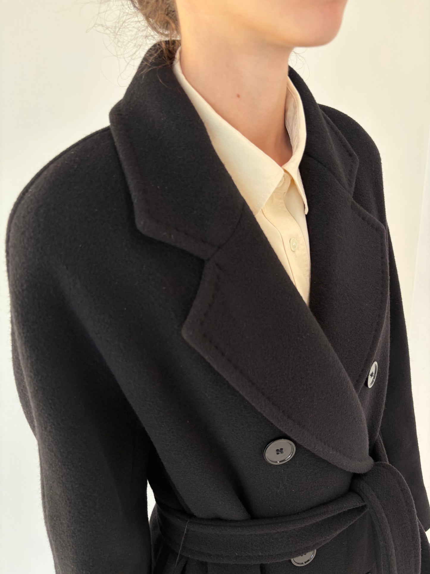 Palton negru din stofă plină de lana extrafina cu cordon