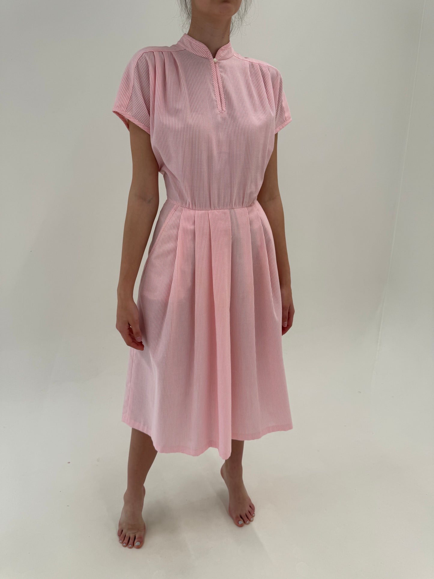 Rochie în dungi fine powder pink din seersucker de bumbac în croi retro modern