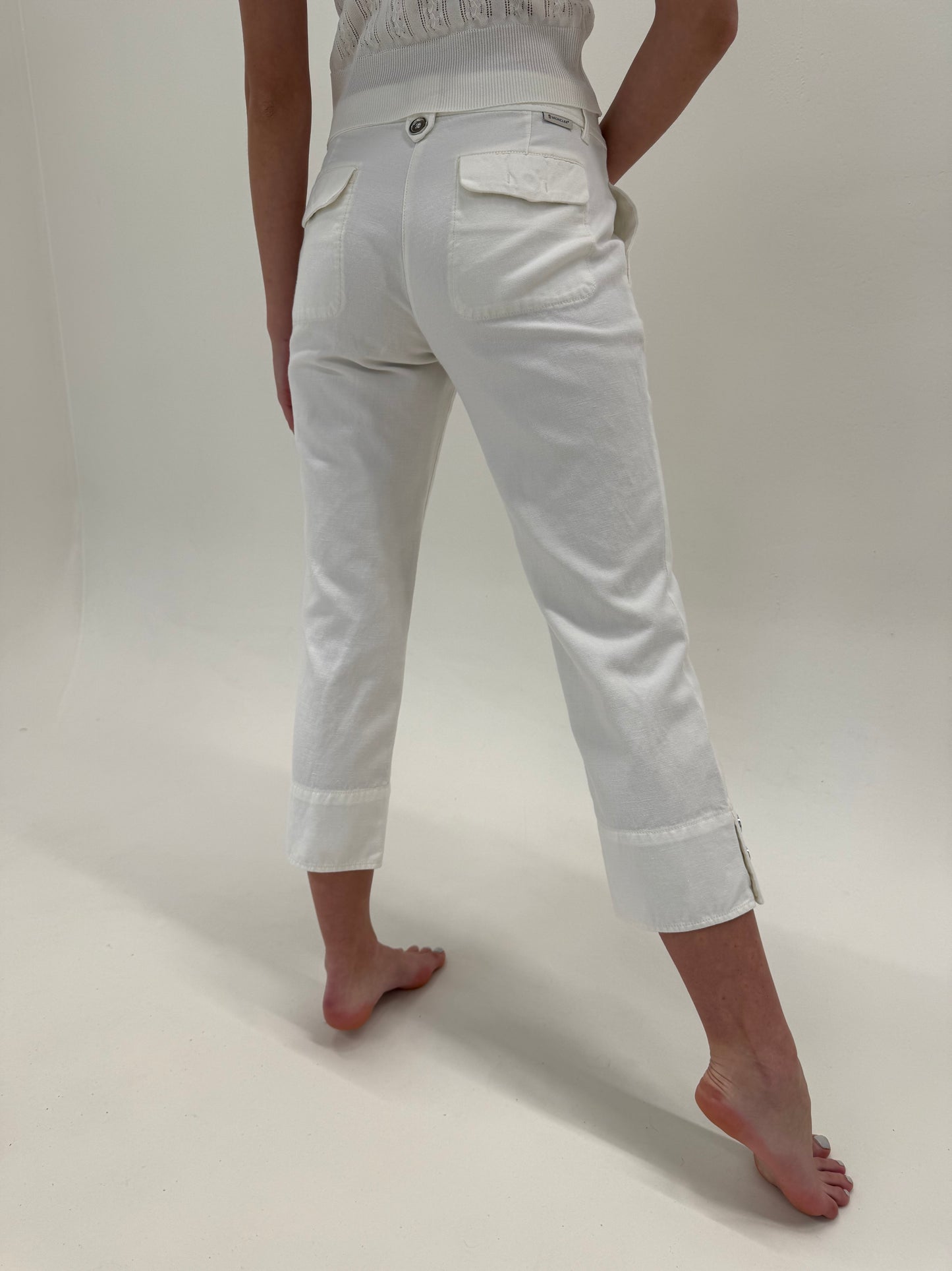 Pantaloni Moncler petite sau capri din pânză excepțională de bumbac