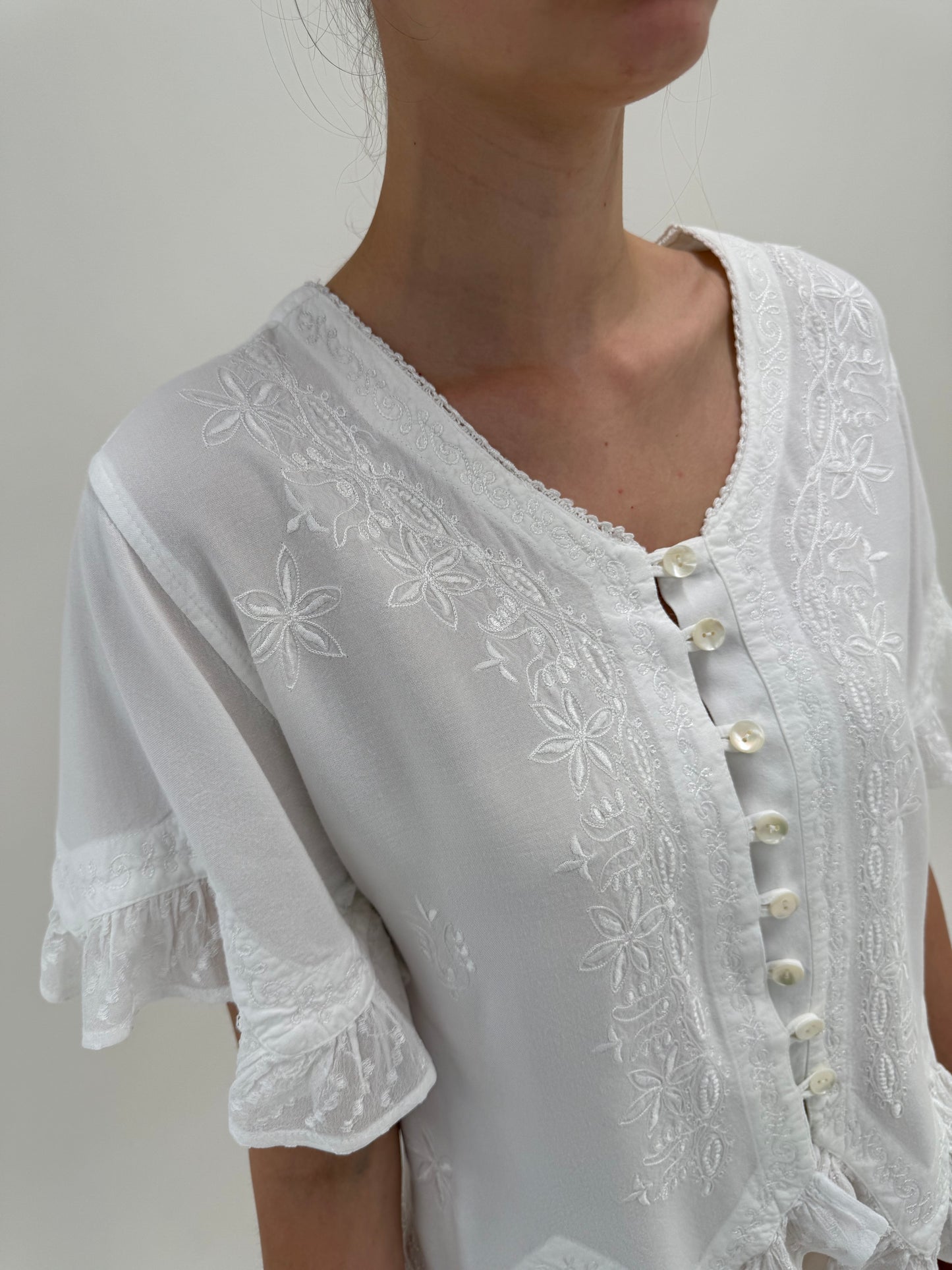 Cămașa din panzica fină cu broderie, mânecă clopot și tiv cu volane