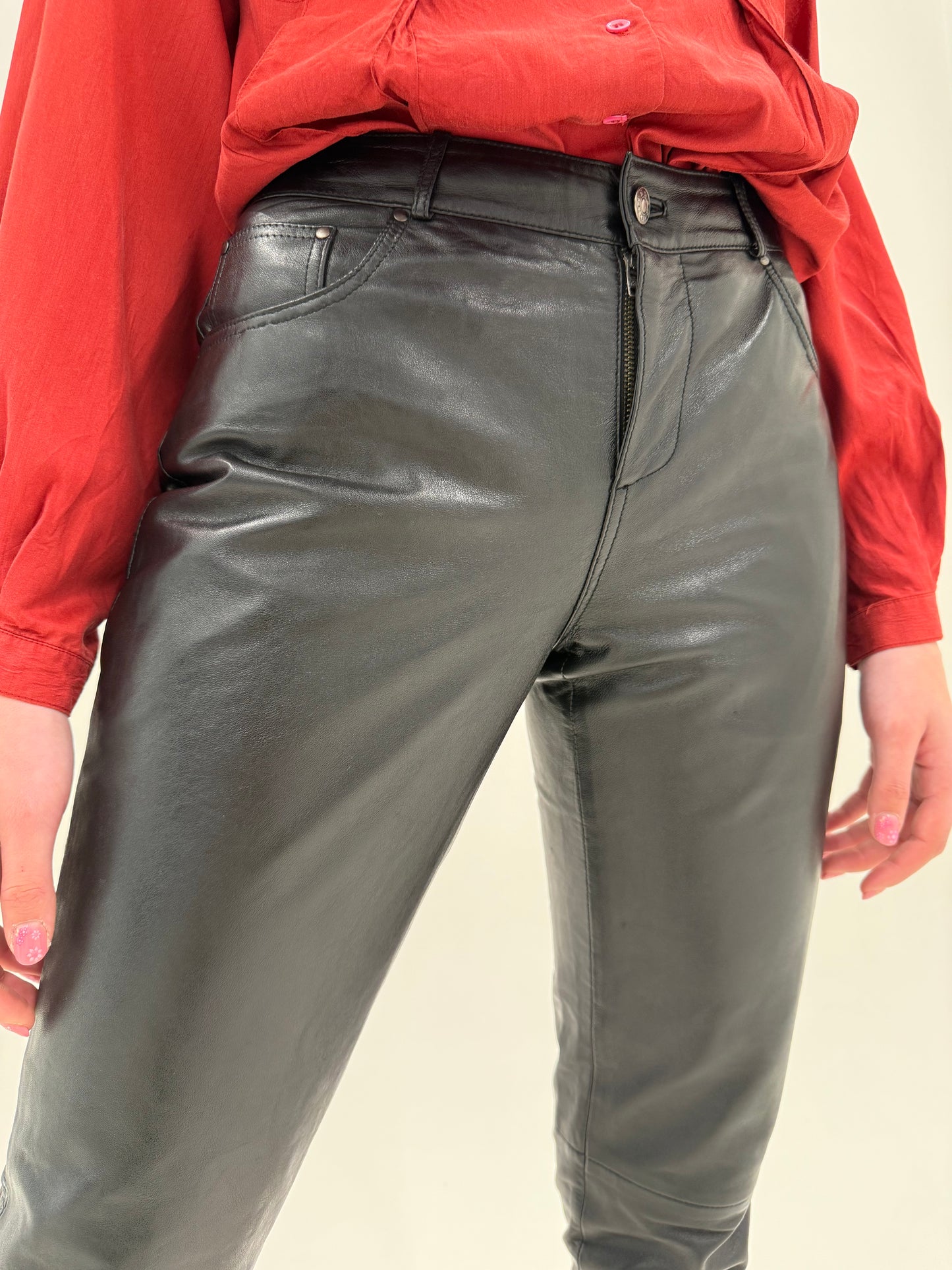 Pantaloni din piele naturală mănușă în croi pe picior super actual