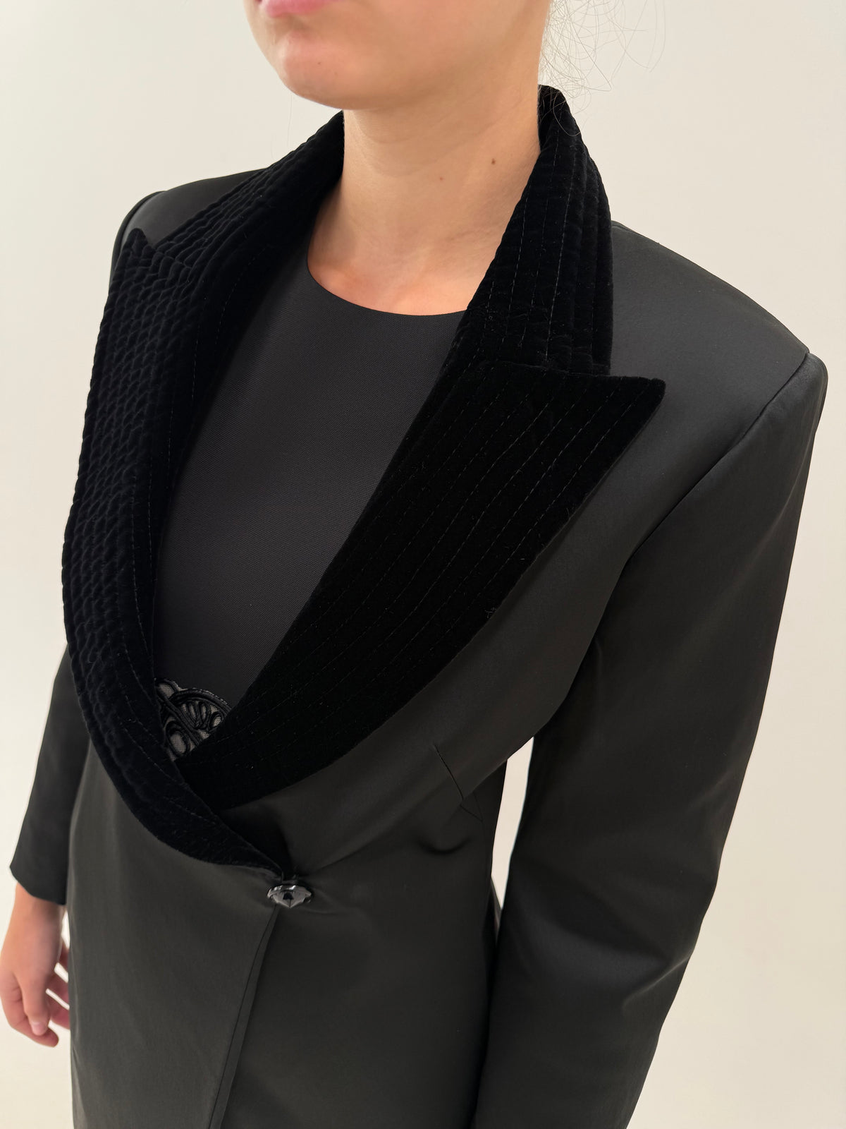 Pardesiu Luisa Spagnoli negru elegant cu interior light padded in croi cambrat