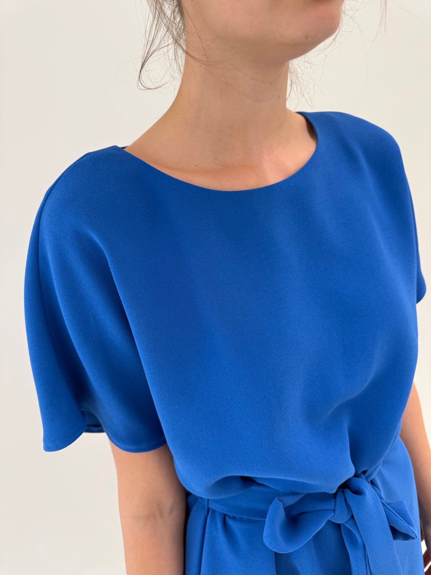 Rochie albastru regal în croi lejer cu talie reglabilă