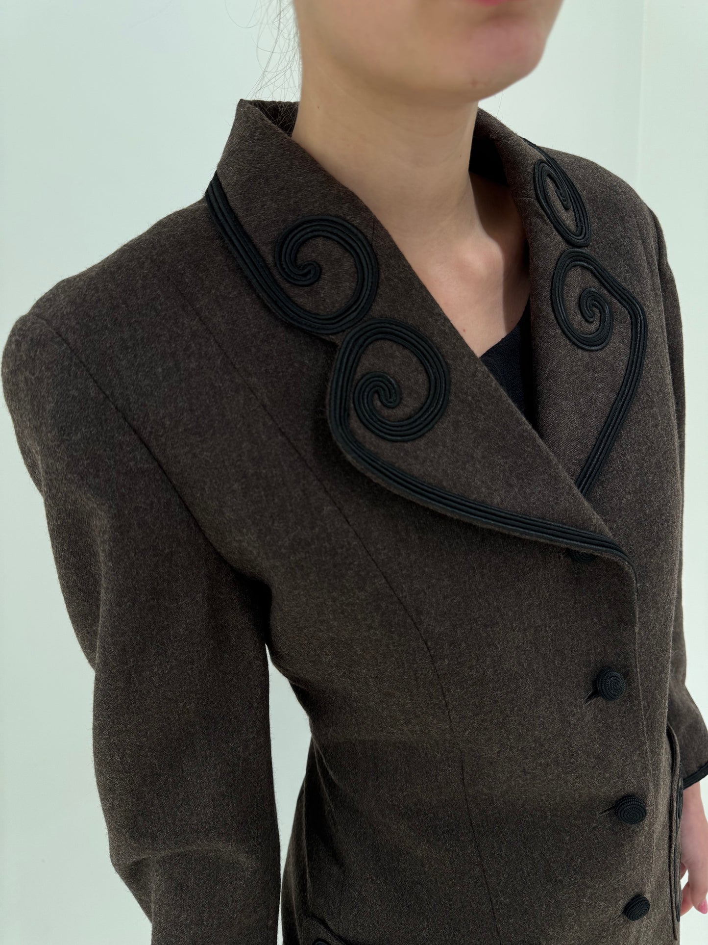 Sacou Fendi cambrat cu aplicații 3D taupe brown