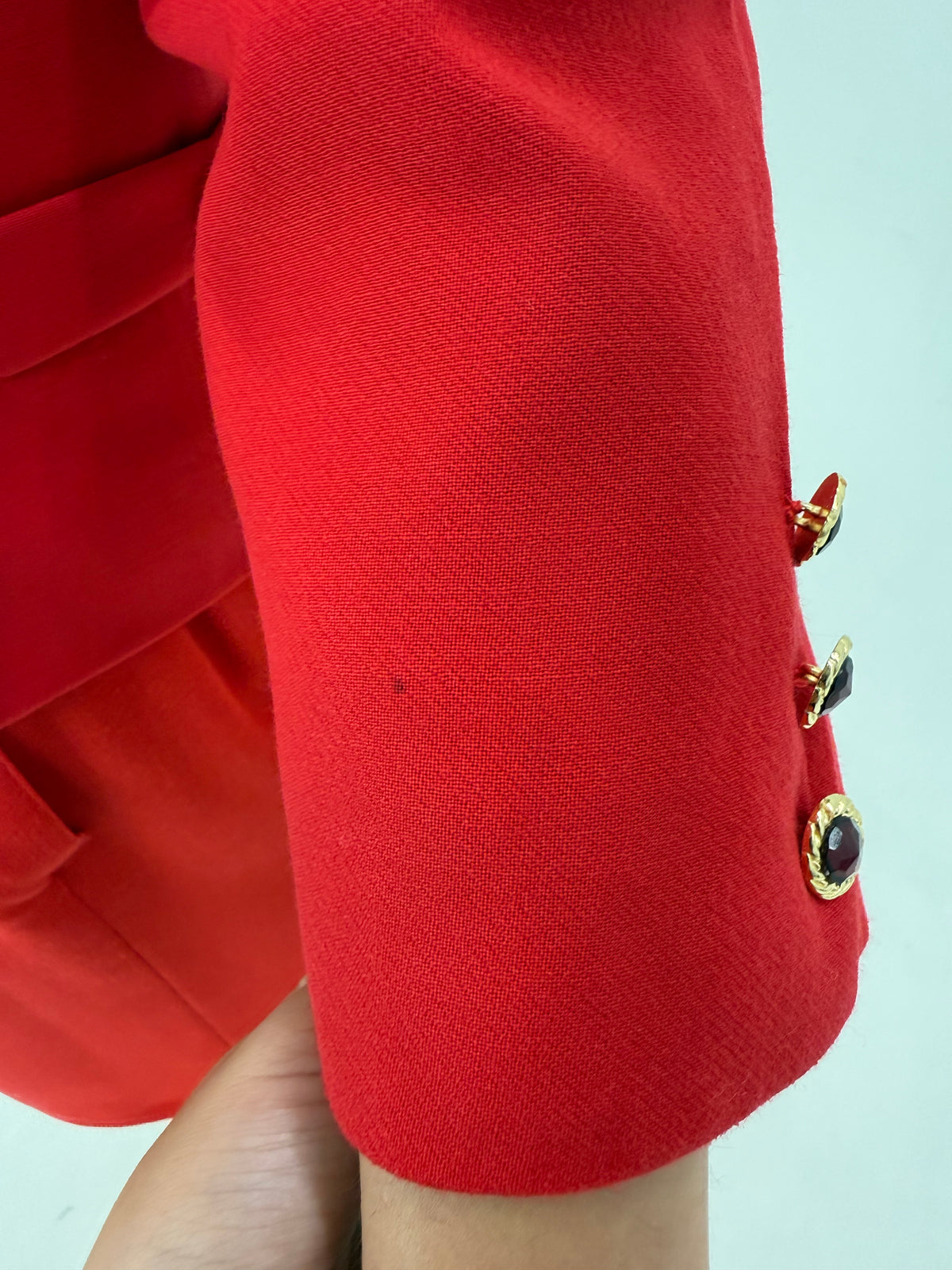 Sacou vintage în stil Chanel petite din lana extrafina cherry red cu nasturi bijuterie