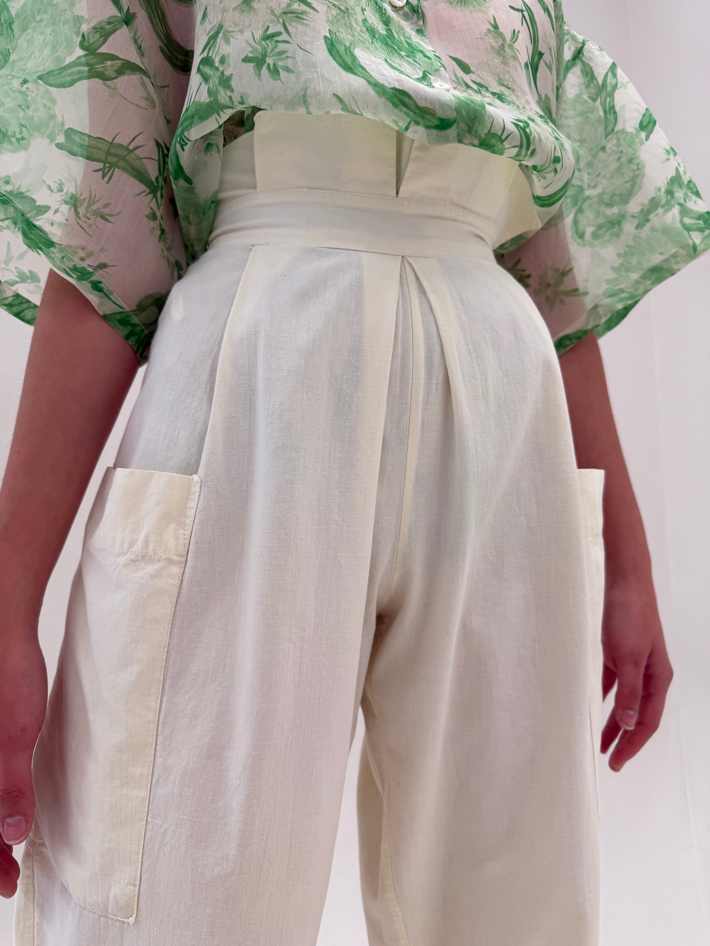 Pantaloni vintage in croi deosebit cu talie extrem de înaltă ultra marcată