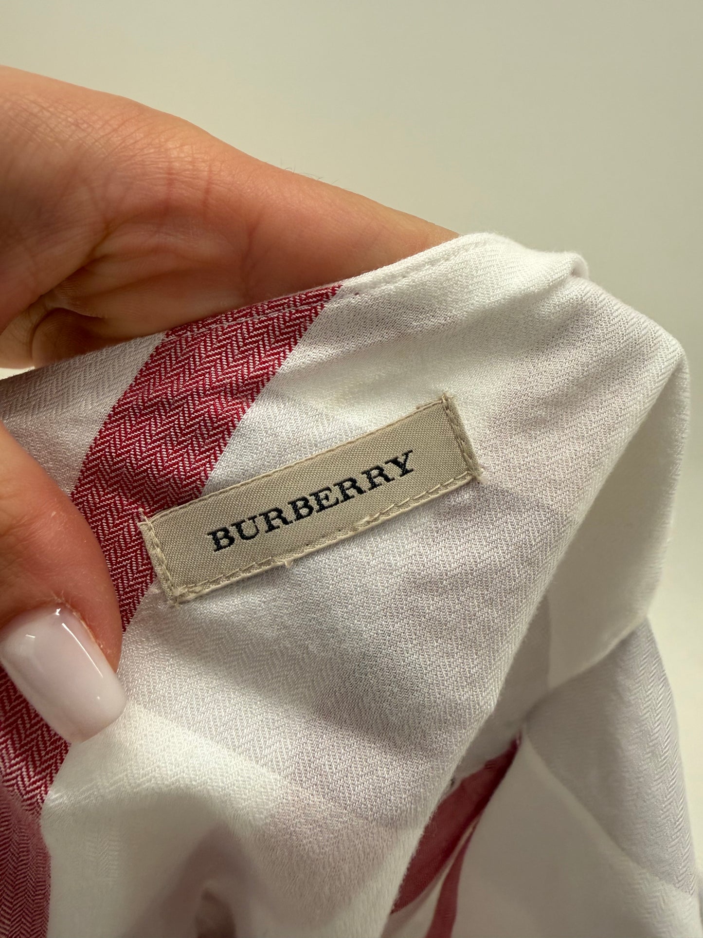 Rochie Burberry cu print specific brandului în croi de ani 60 reinterpretat