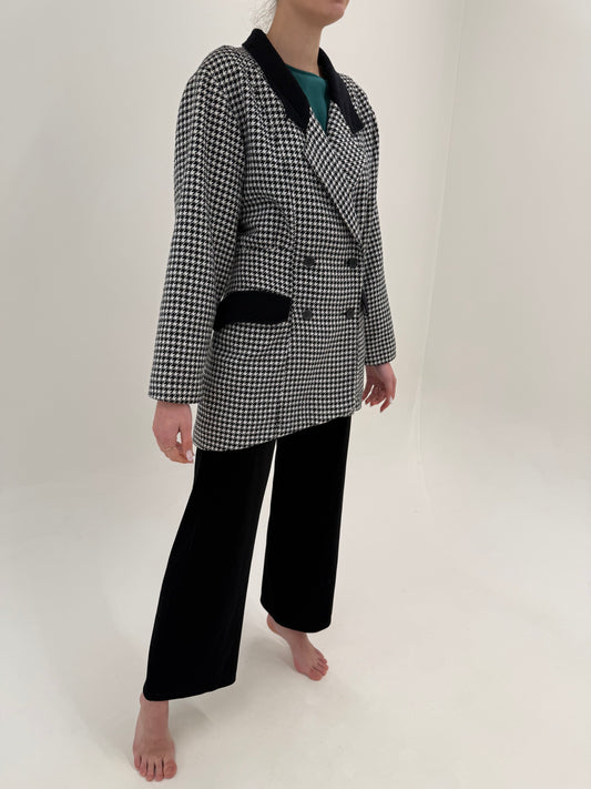 Sacou lung cambrat în carouri fine alb negru cu talie marcată și încheiere dublă