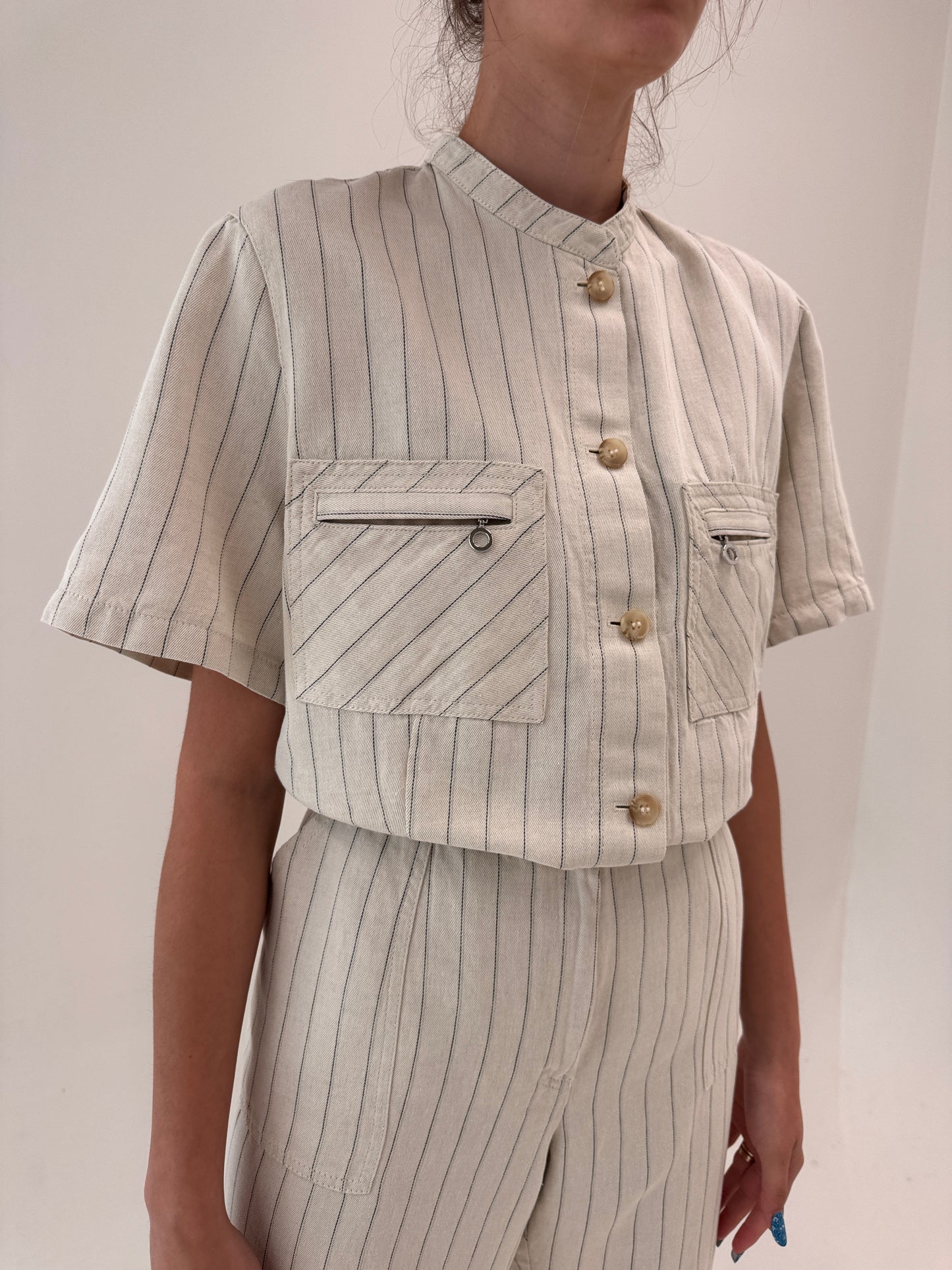 Costum din pânză excepțională de in în dungi fine și croi minimalist