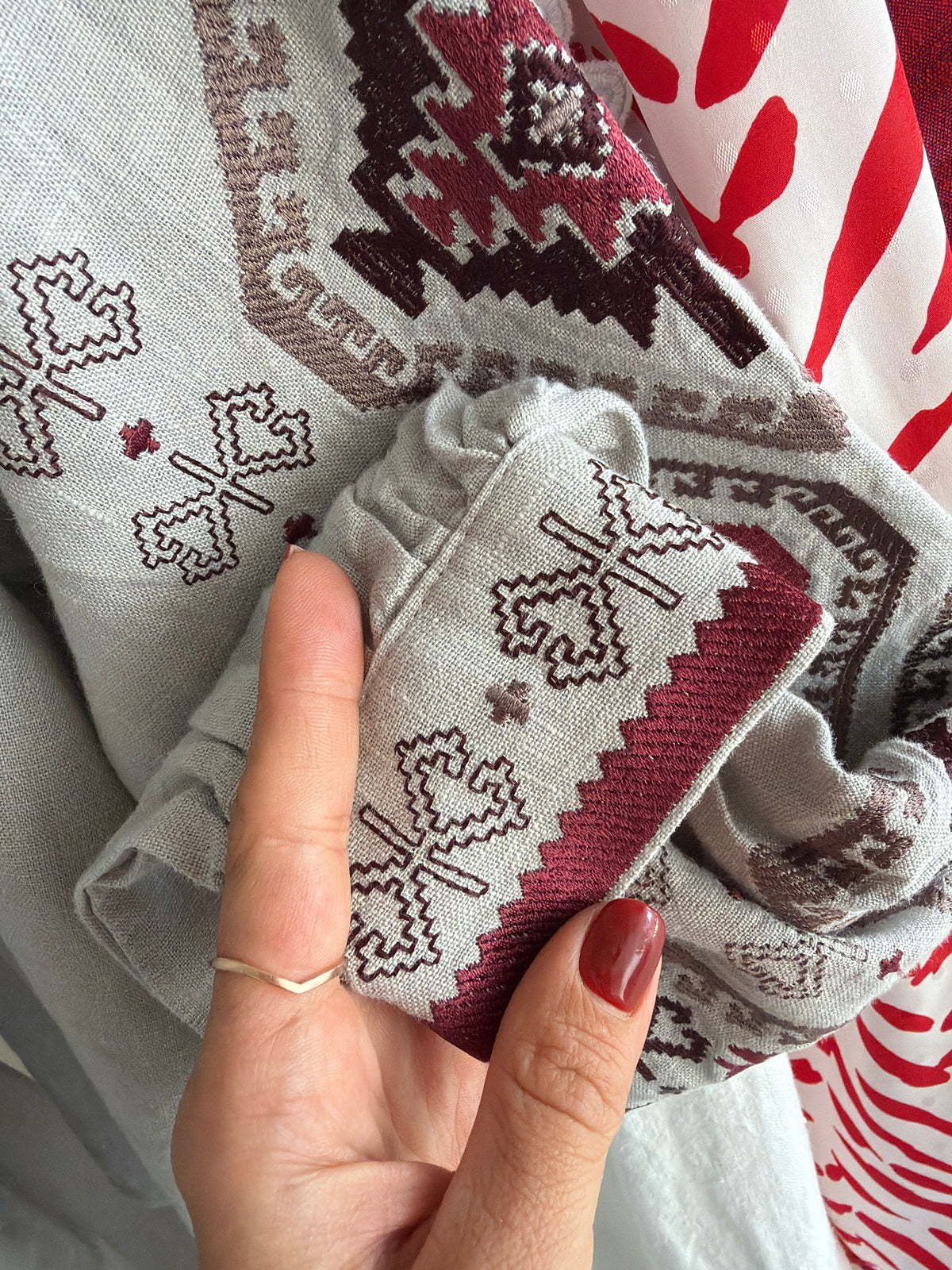 Tunica din pânză de in warm gray cu broderie excepțională burgundy
