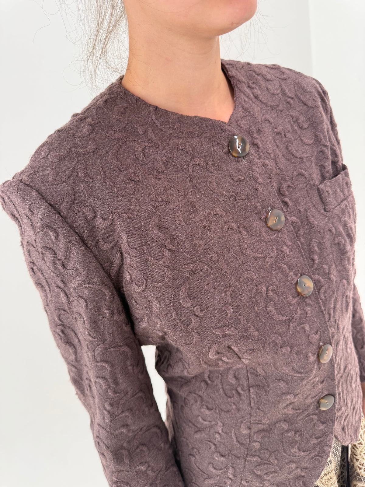 Sacou taupe de brand luxury italian din lana excepțională texturată cu broderie ca o dantelă