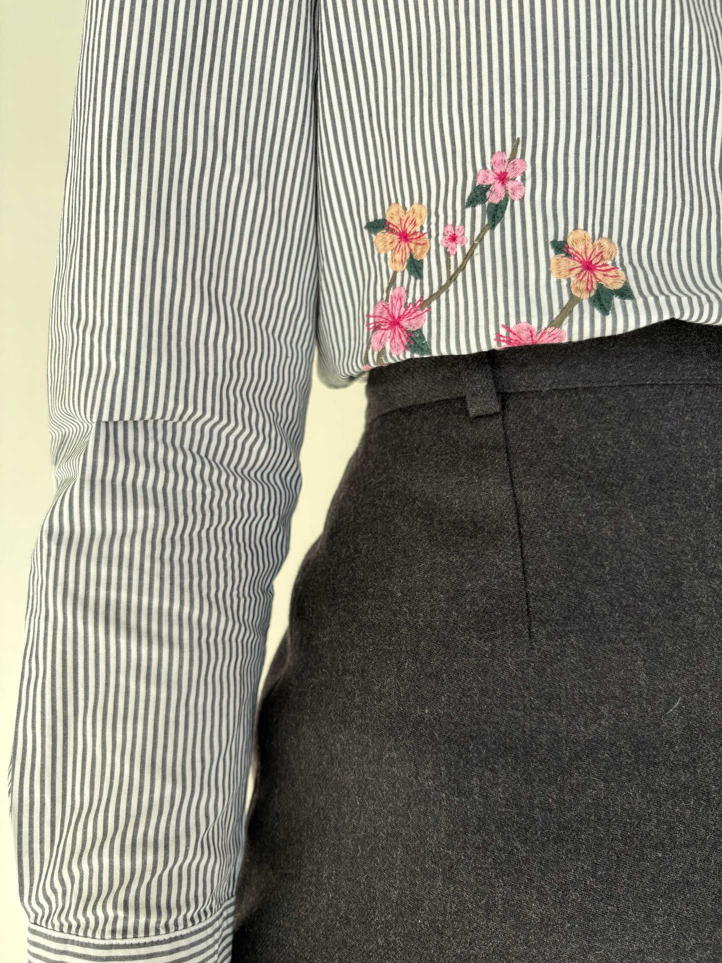 Fustă mini italiana cu talie ultra înaltă marcată din lana pura virgină