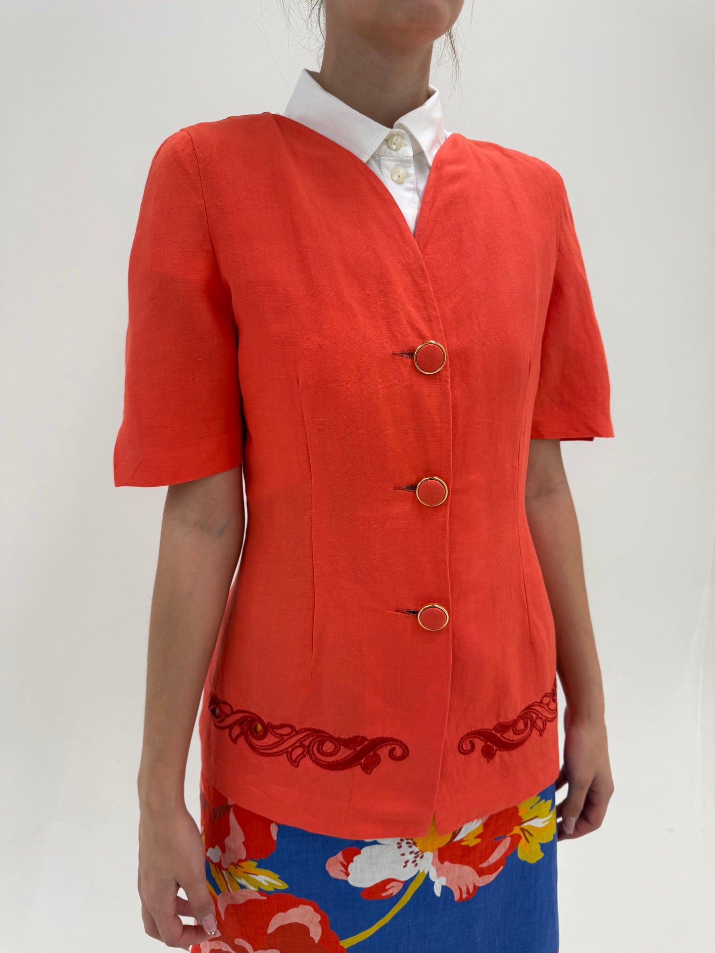 Sacou coral red cu broderie din pânză de in cu nasturi decorativi