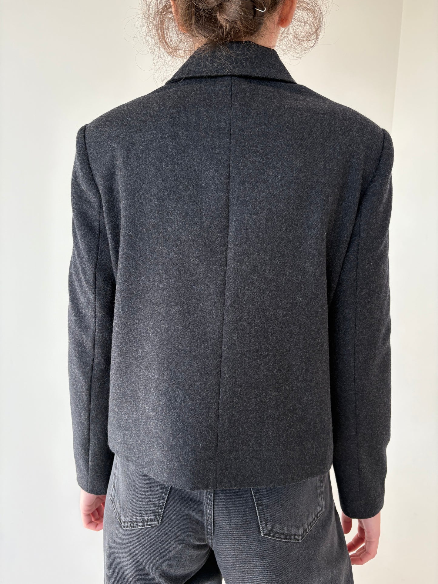 Jacheta italiană din lana pura virgină în croi minimalist ușor cropped