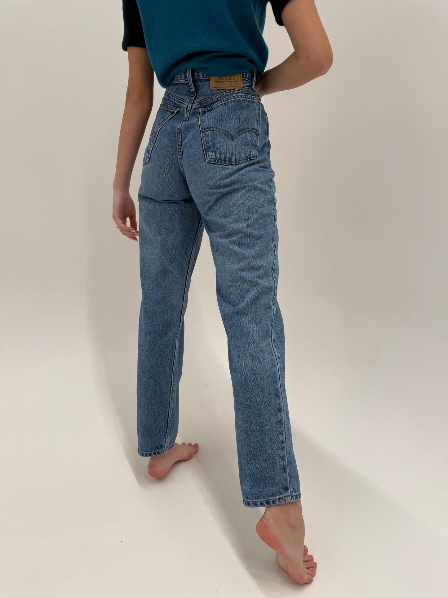 Jeans vintage Levi’s tall cu talie ultra înaltă mom fit