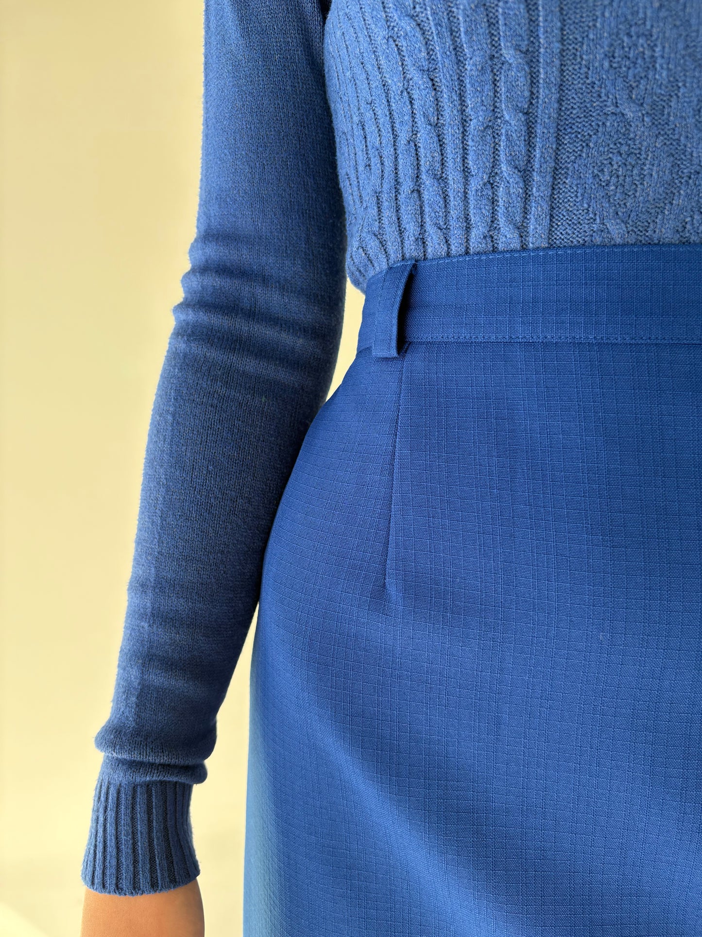 Fustă midi albastru regal cu talie ultra înaltă și nasturi aurii