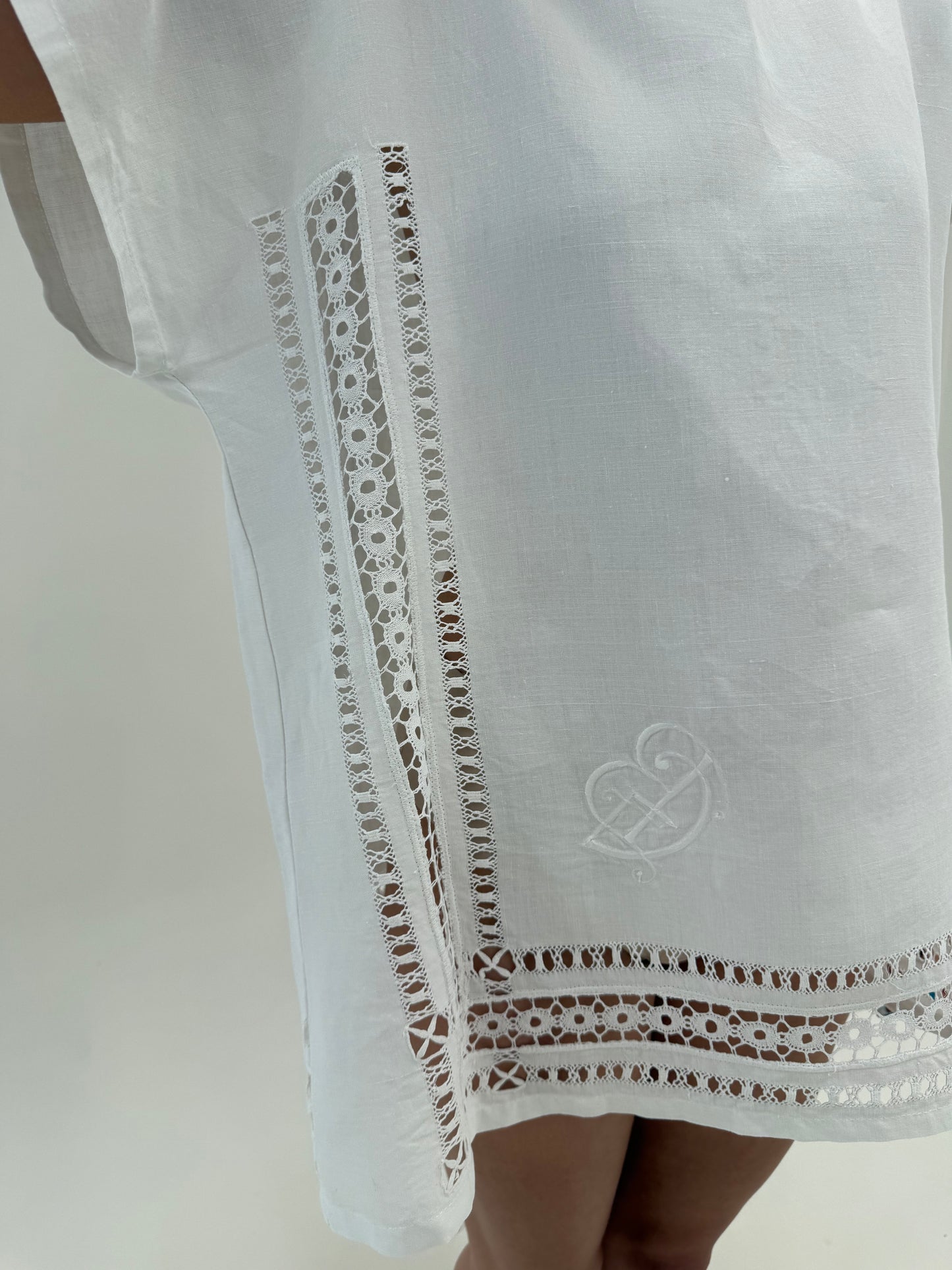 Set din in excepțional cu broderie manuală elaborată geometrică