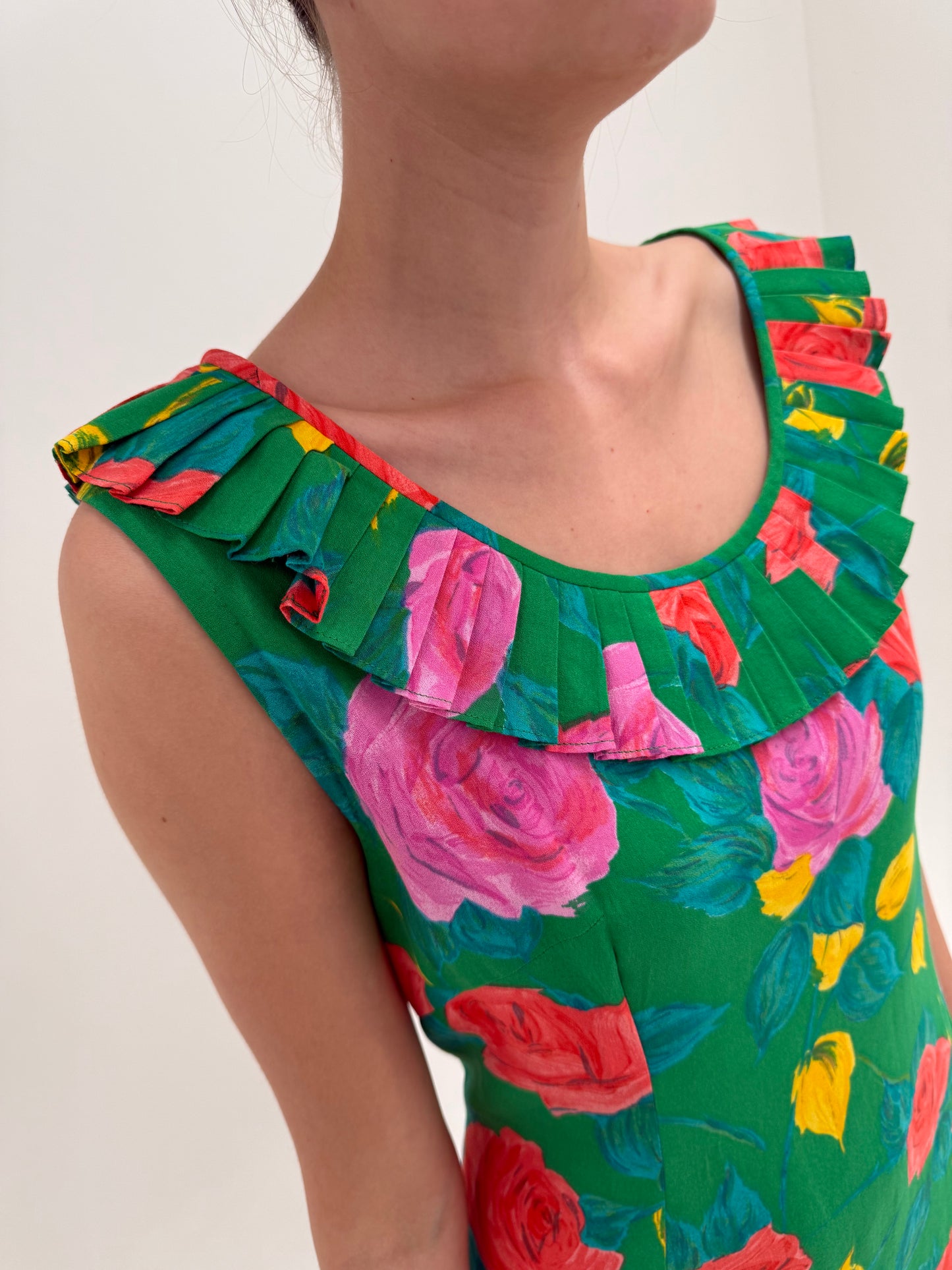Rochie vintage cu guler și fustă plisată în culori tari