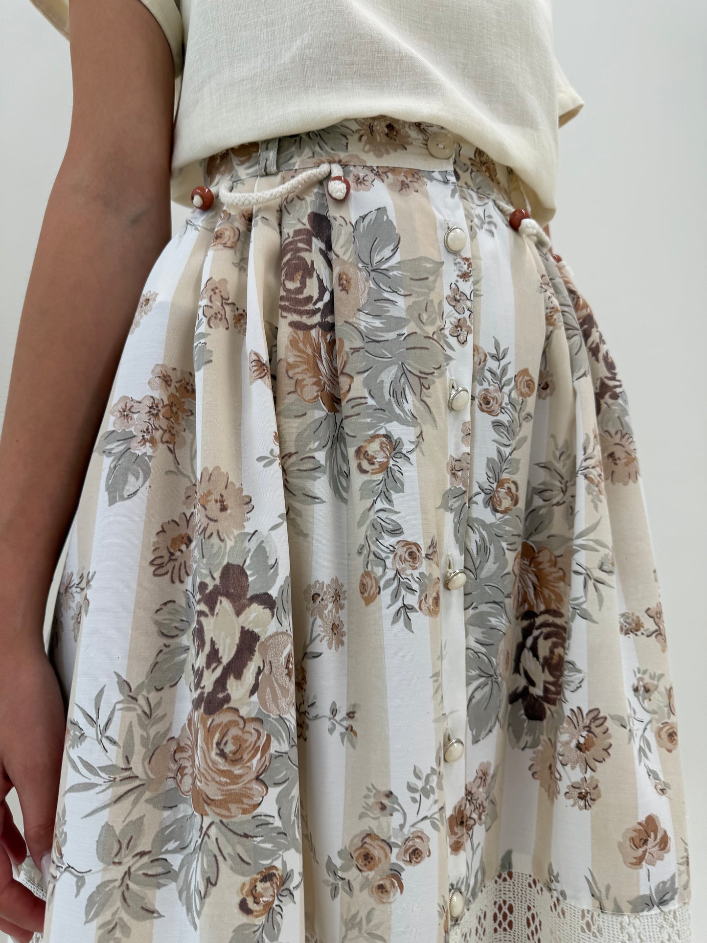 Fustă vintage în nuanțe neutre cu print superb și inserție de dantelă macrame