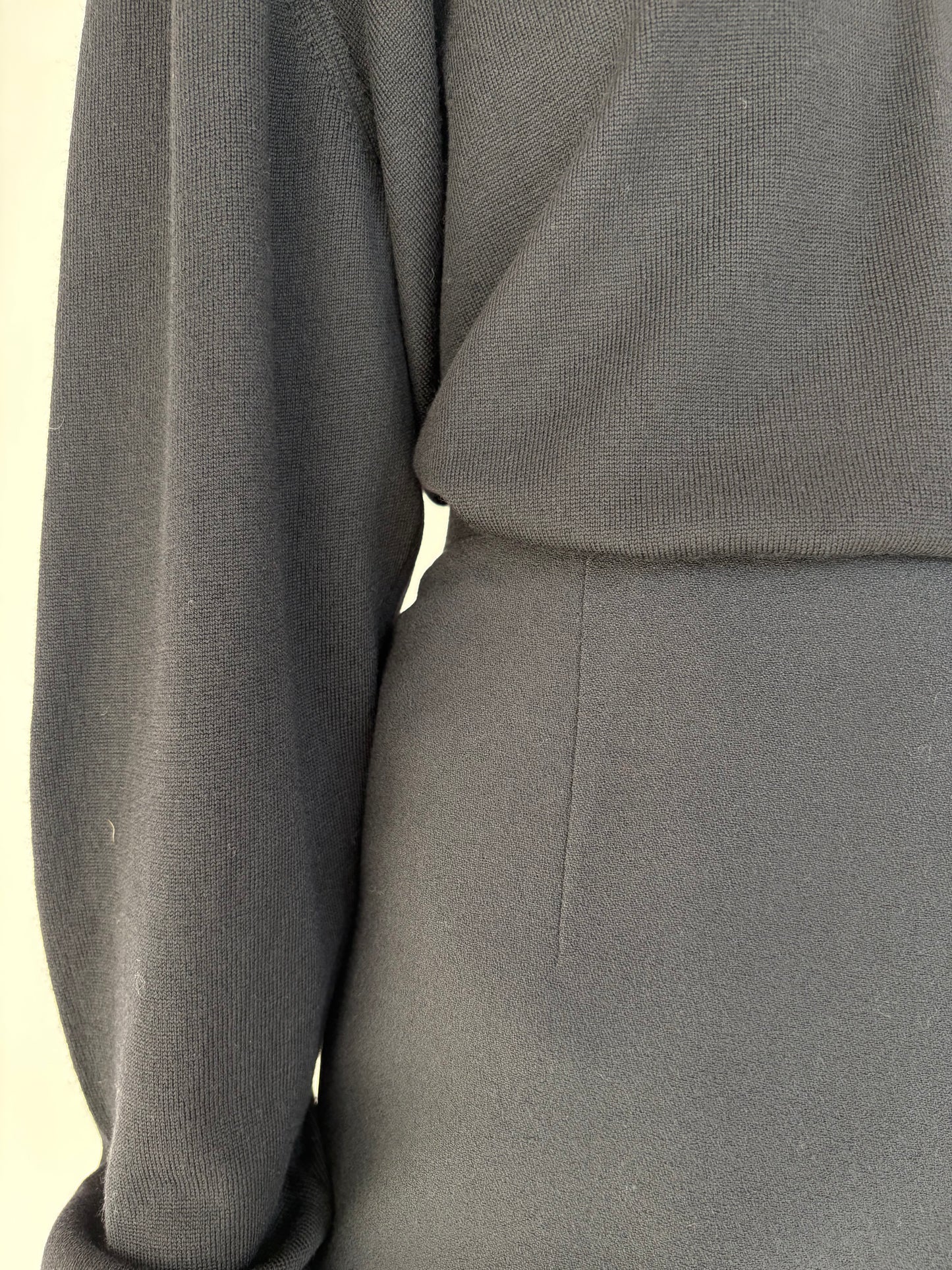 Fustă neagră mini cu talie ultra înaltă marcată din lana extrafina