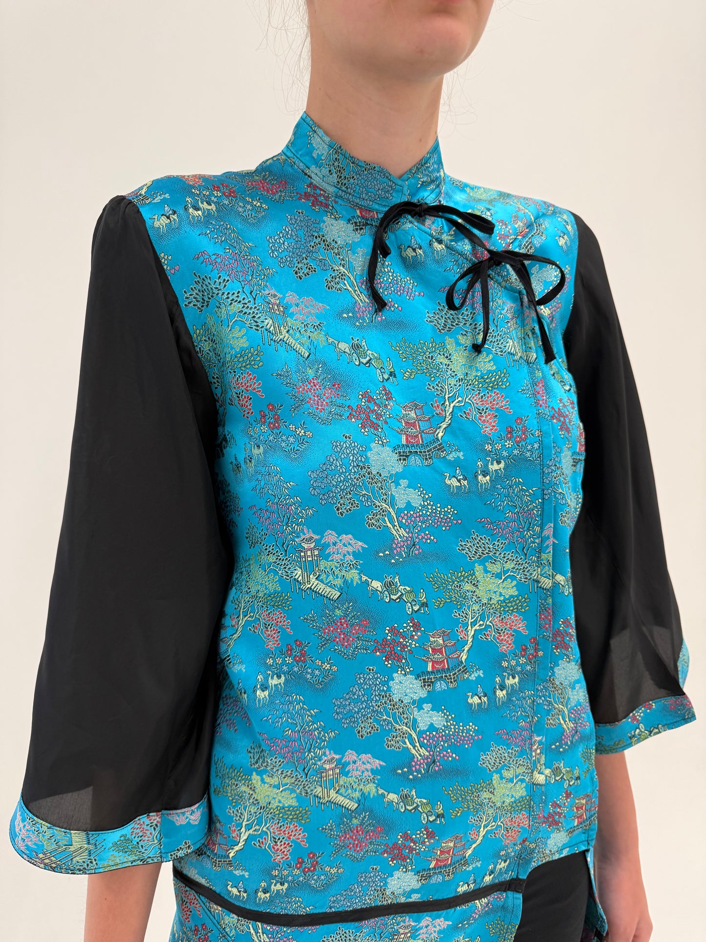 Pardesiu asiatic de vară din jacquard de mătase naturală cu închidere specifică