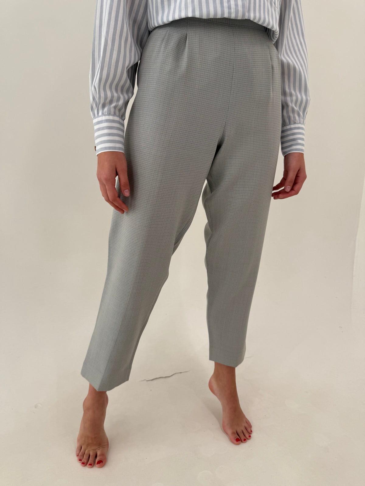 Pantaloni țigaretă silver gray din lana extrafina cu talie extrem de înaltă marcată