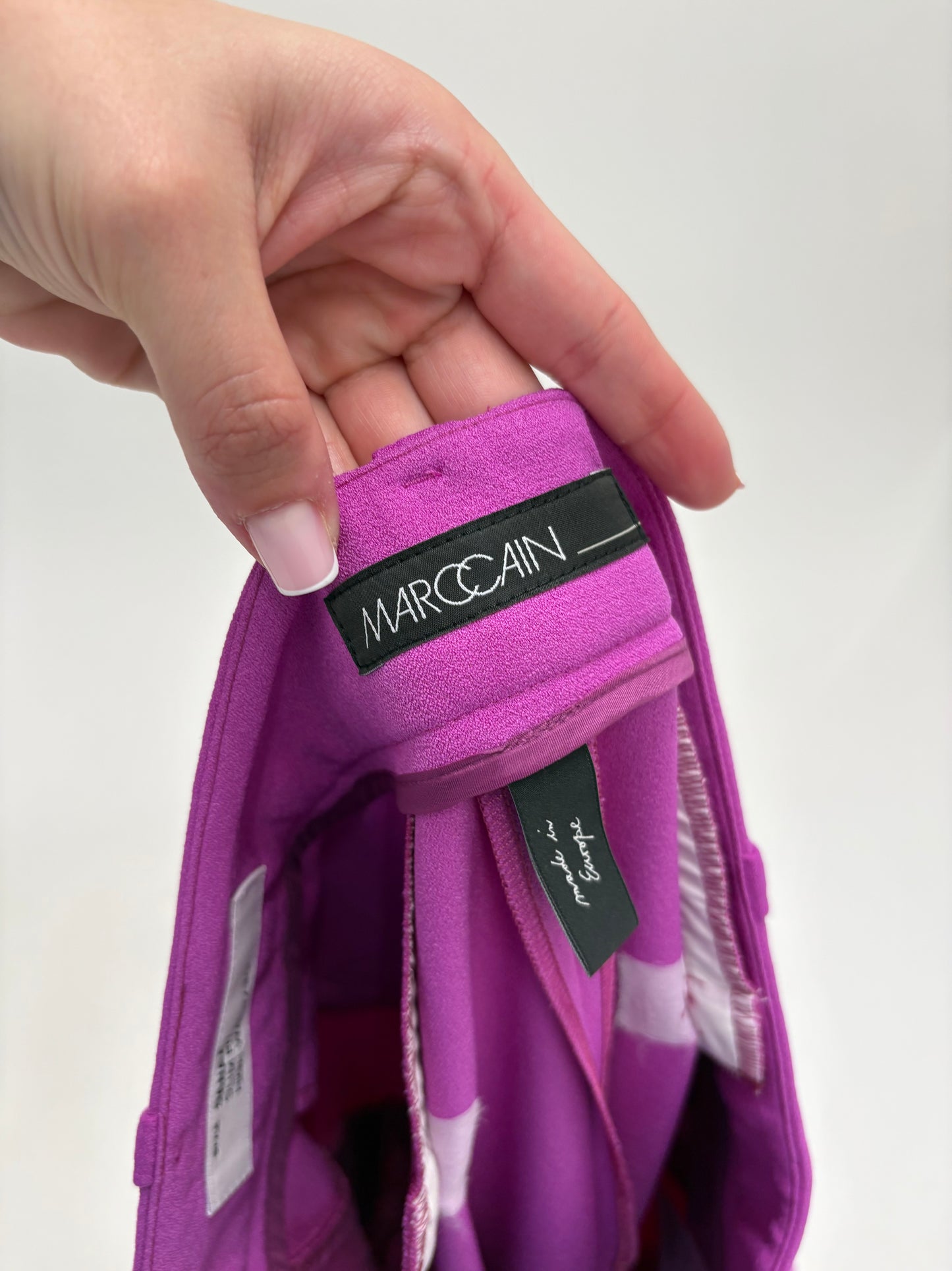 Pantaloni noi Marc Cain cu talie ultra înaltă și pense