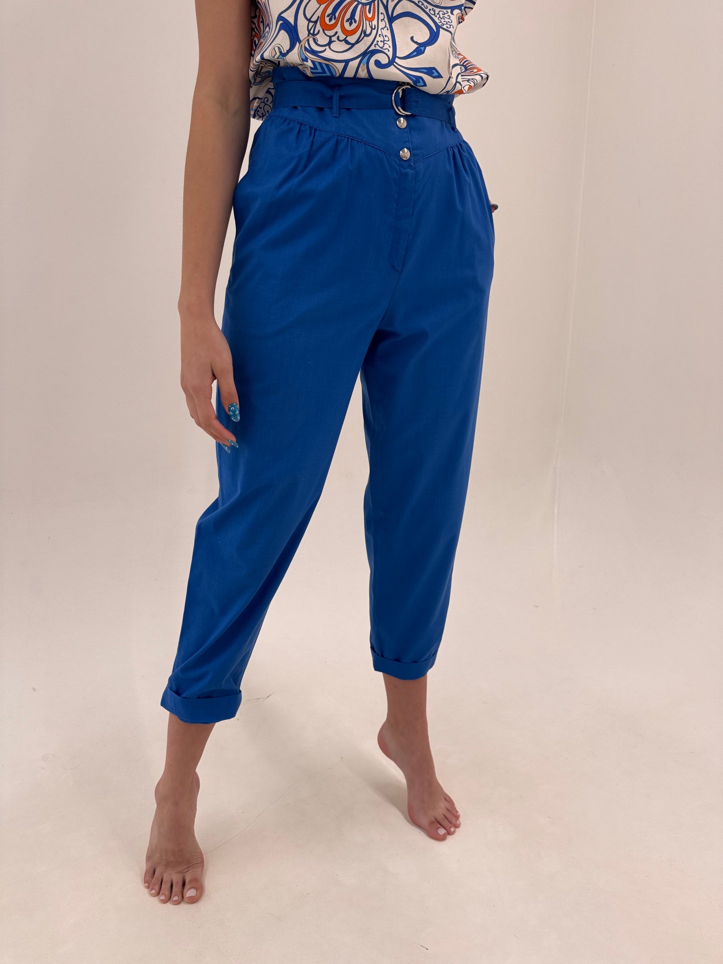 Pantaloni vintage albastru regal în croi retro modern cu talie extrem de înaltă