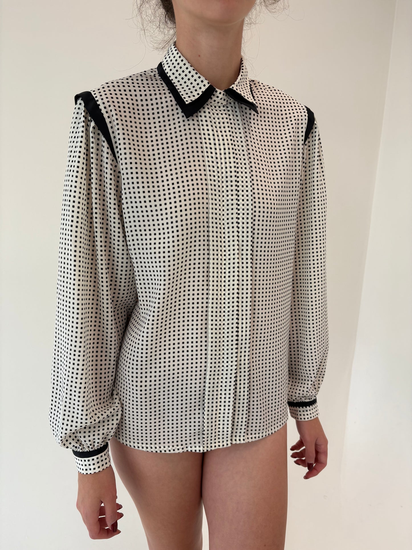 Cămașa vinatge în croi retro modern cu print alb negru