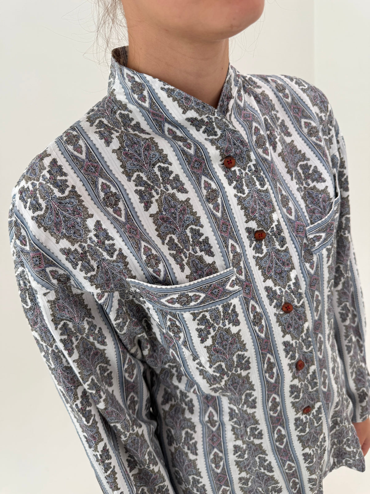 Cămașa vintage cambrata cu print paisley din vascoza plină în croi lung