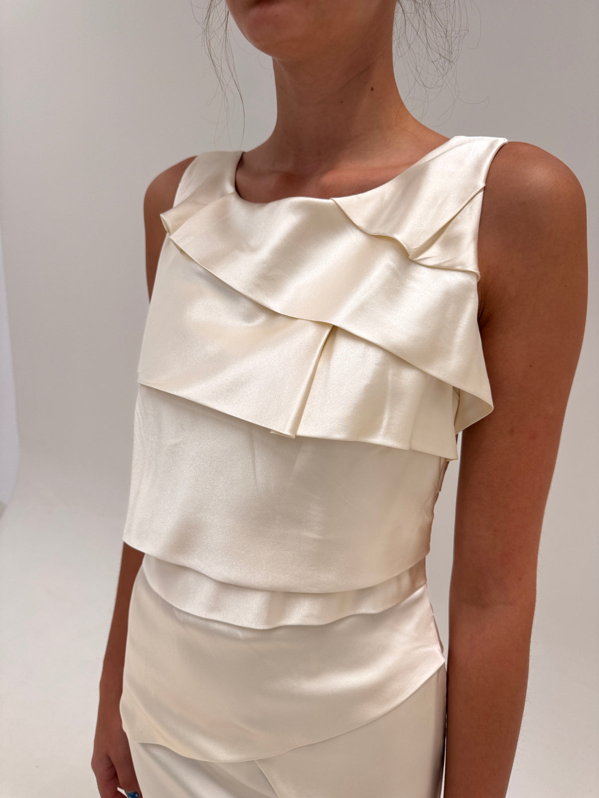 Rochie Versace în croi elaborat din mătase naturală