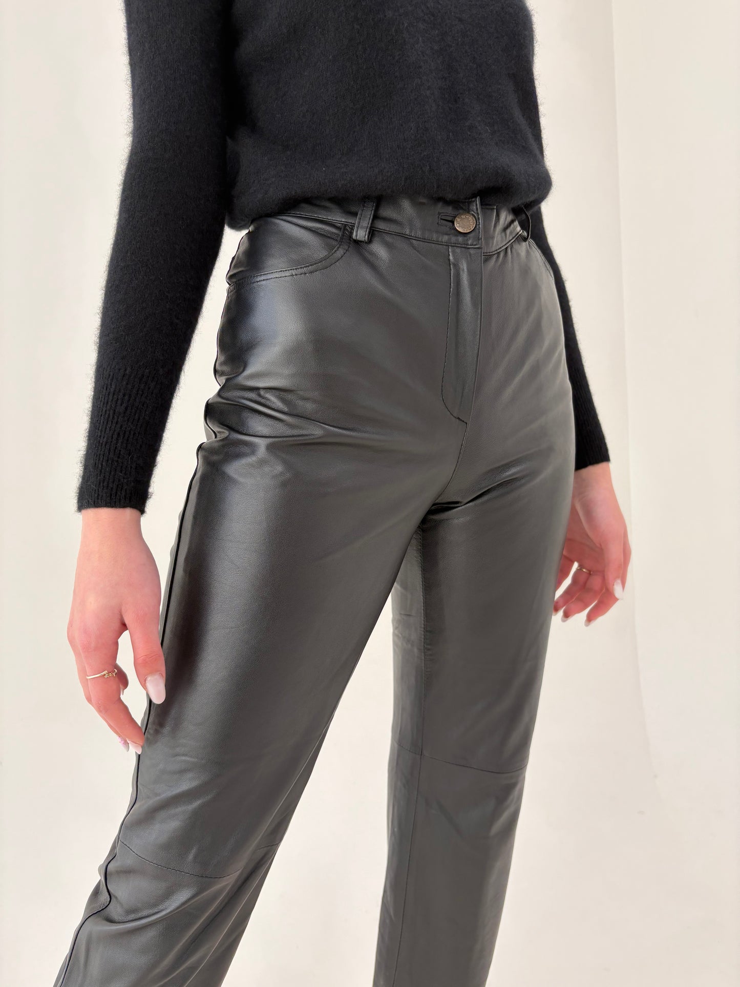 Pantaloni negri din piele naturală moale cu talie înaltă