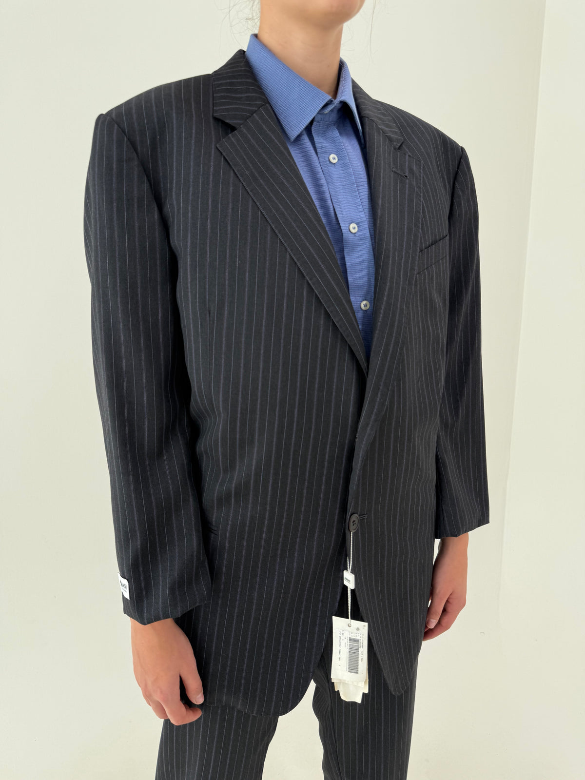 Costum Armani petite nou cu eticheta din lana excepțională cu dungi fine verticale