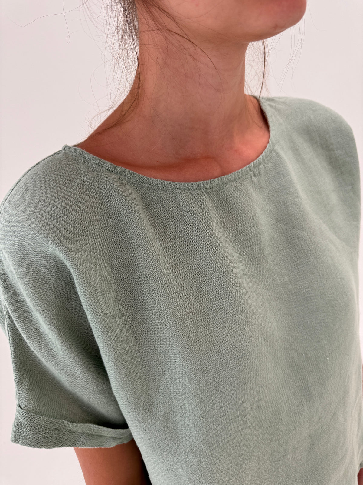 Top Sage green din in premium în croi minimalist lejer