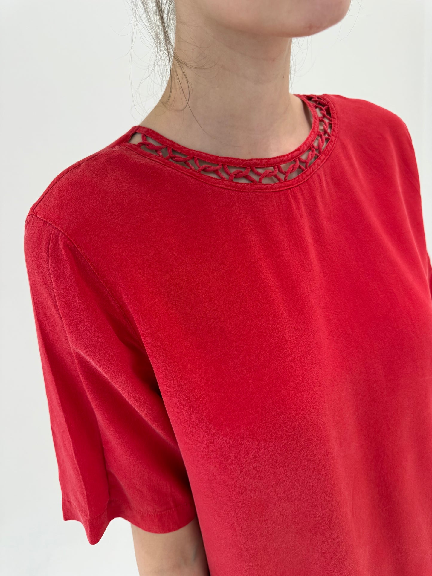 Top din mătase naturală  cu neck line chic lucrat manual
