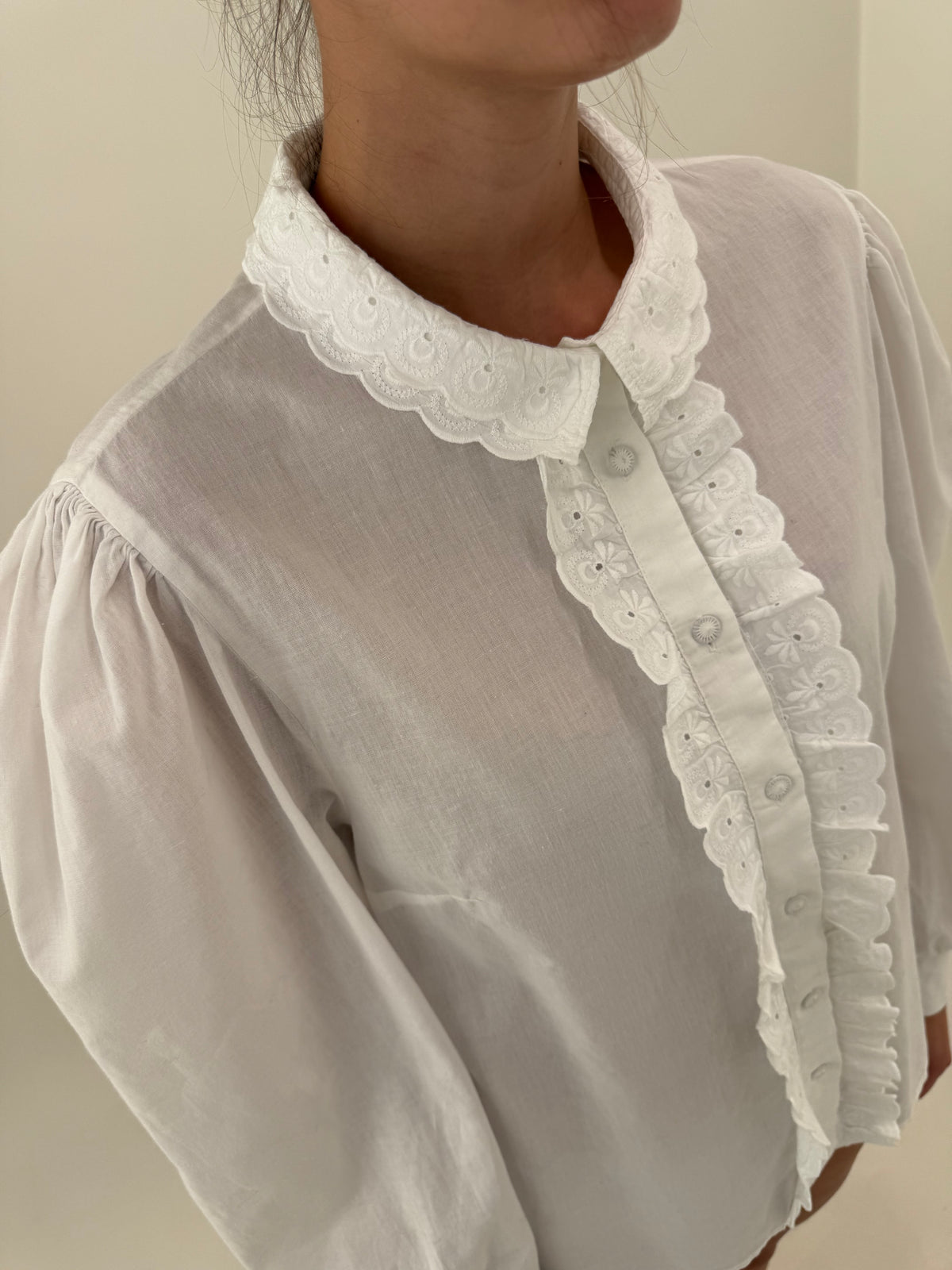 Cămașa vintage cu jabou, broderie anglaise și mâneci bufante