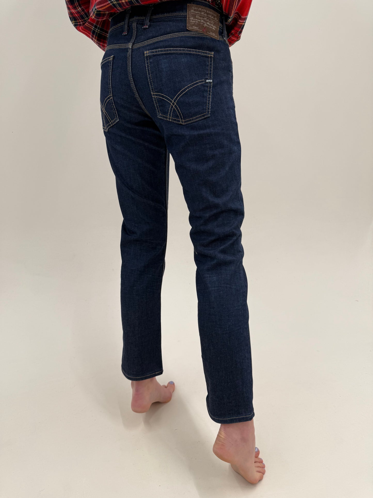 Blugi vintage în croi super actual din jeans raw cu ținuta și bumbac plin