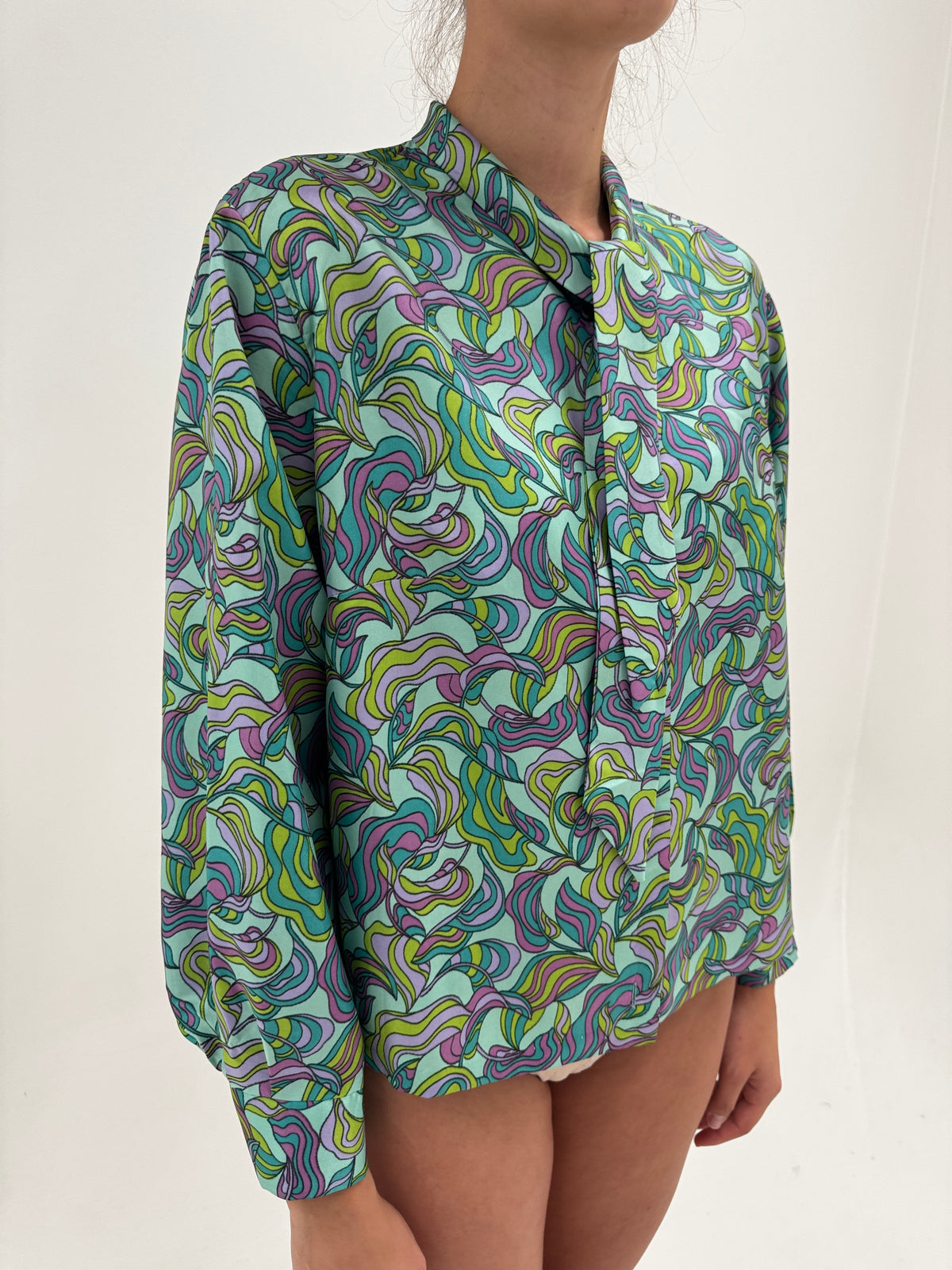 Cămașa vintage în stil Emilio Pucci cu panglică la gât în culori superbe