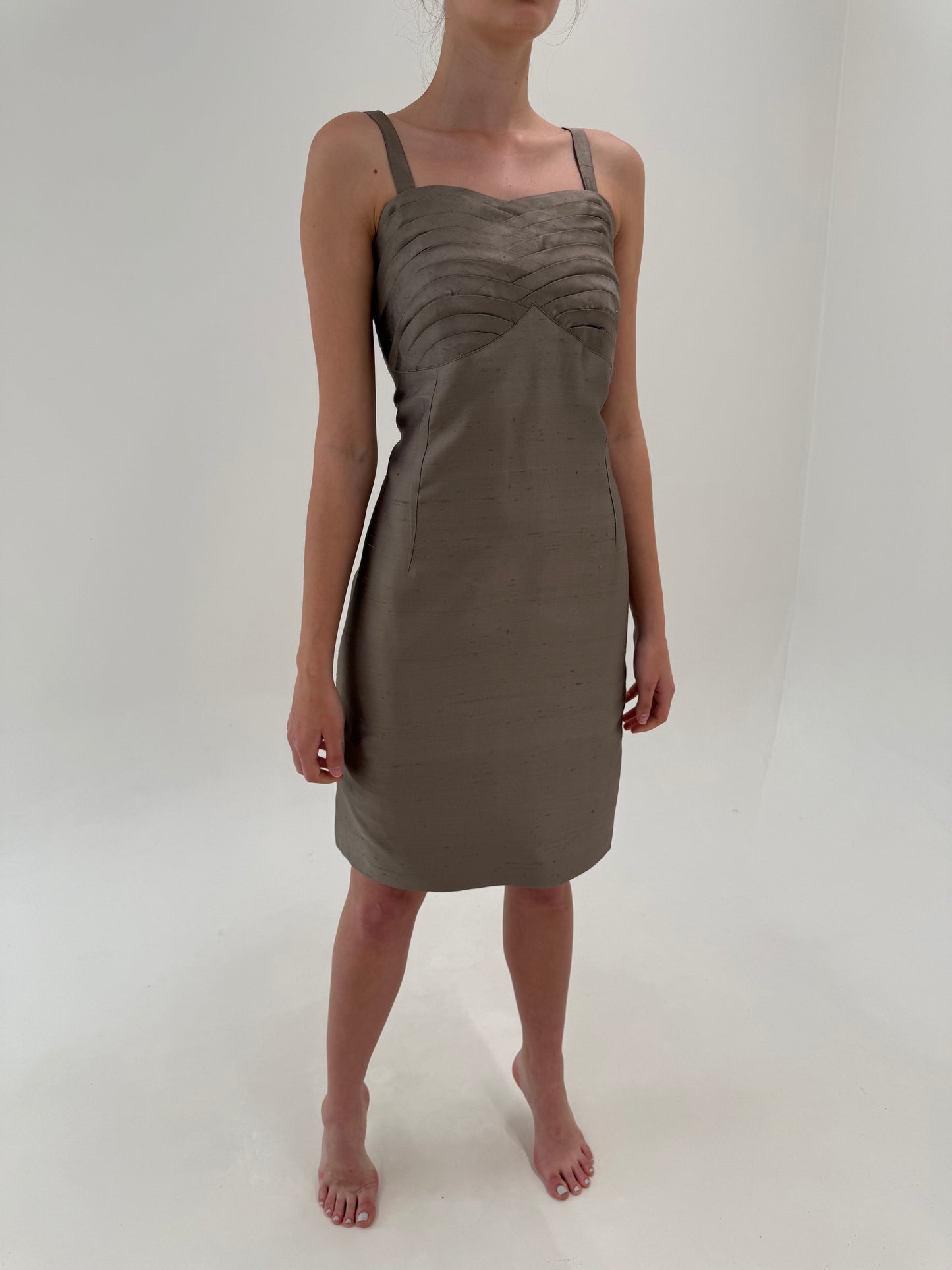 Rochie în croi elaborat din mătase naturală dupioni de la business la cocktail