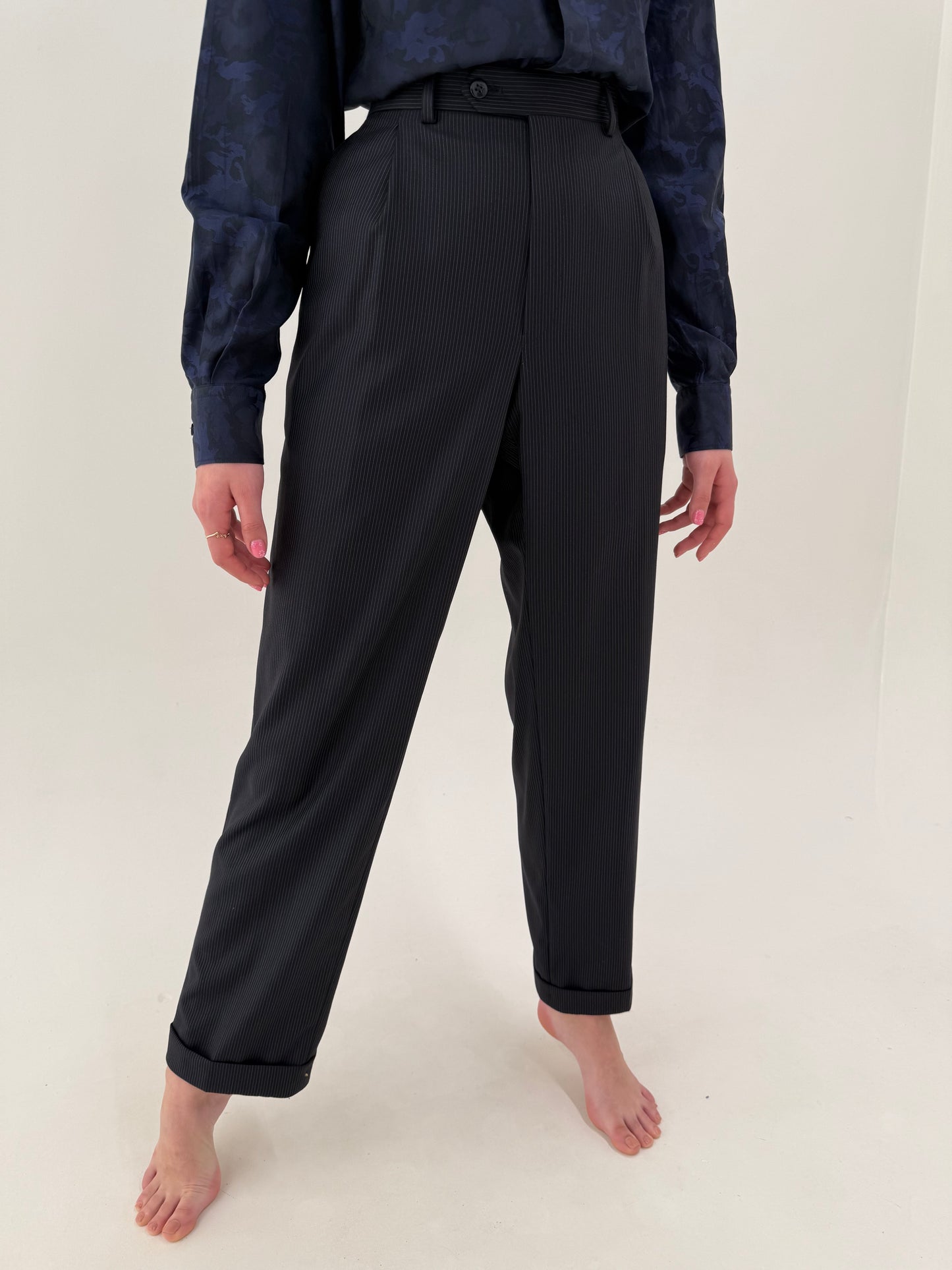 Costum negru din lana extrem de subțire Loro Piana tasmaniana cu dungi fine verticale